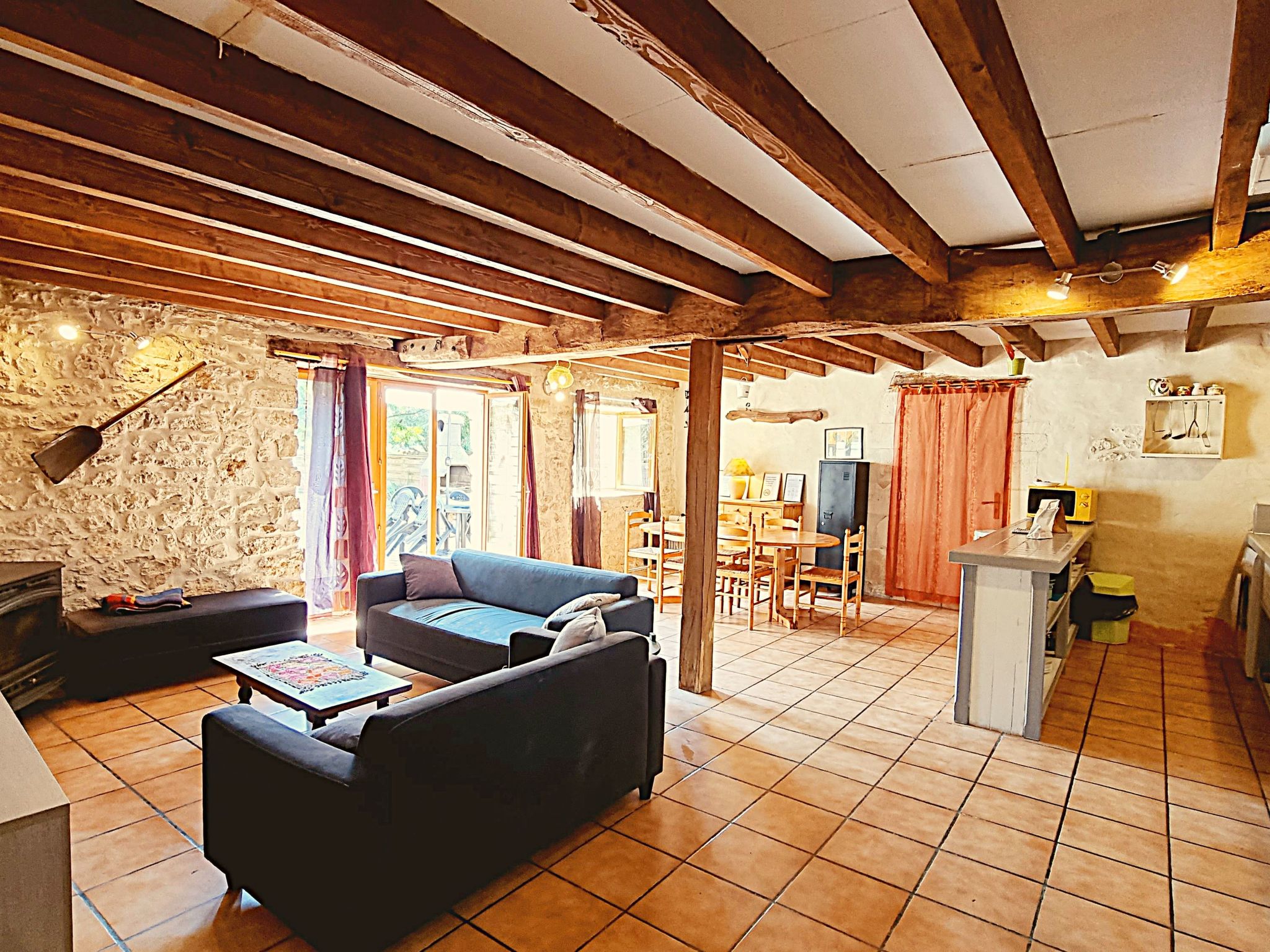 La Cave. Gite 3 chambres avec piscine-Binnen