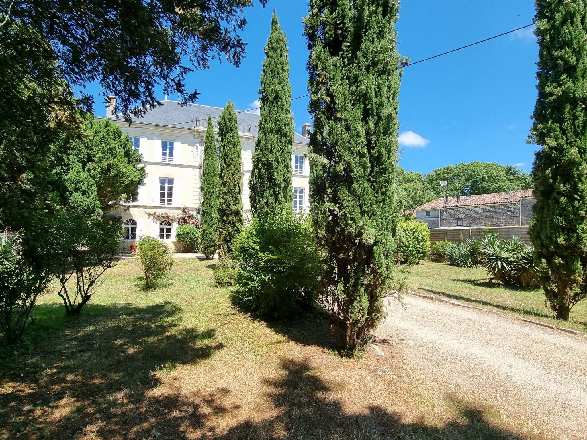 8-Zimmer-Schloss mit Pool und eigenem Park-Drinnen