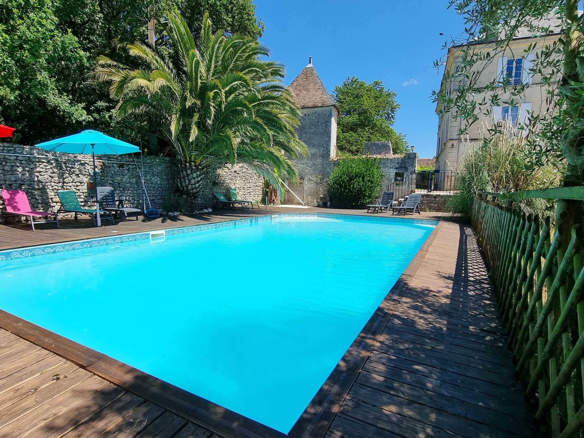 8-Zimmer-Schloss mit Pool und eigenem Park-Drinnen