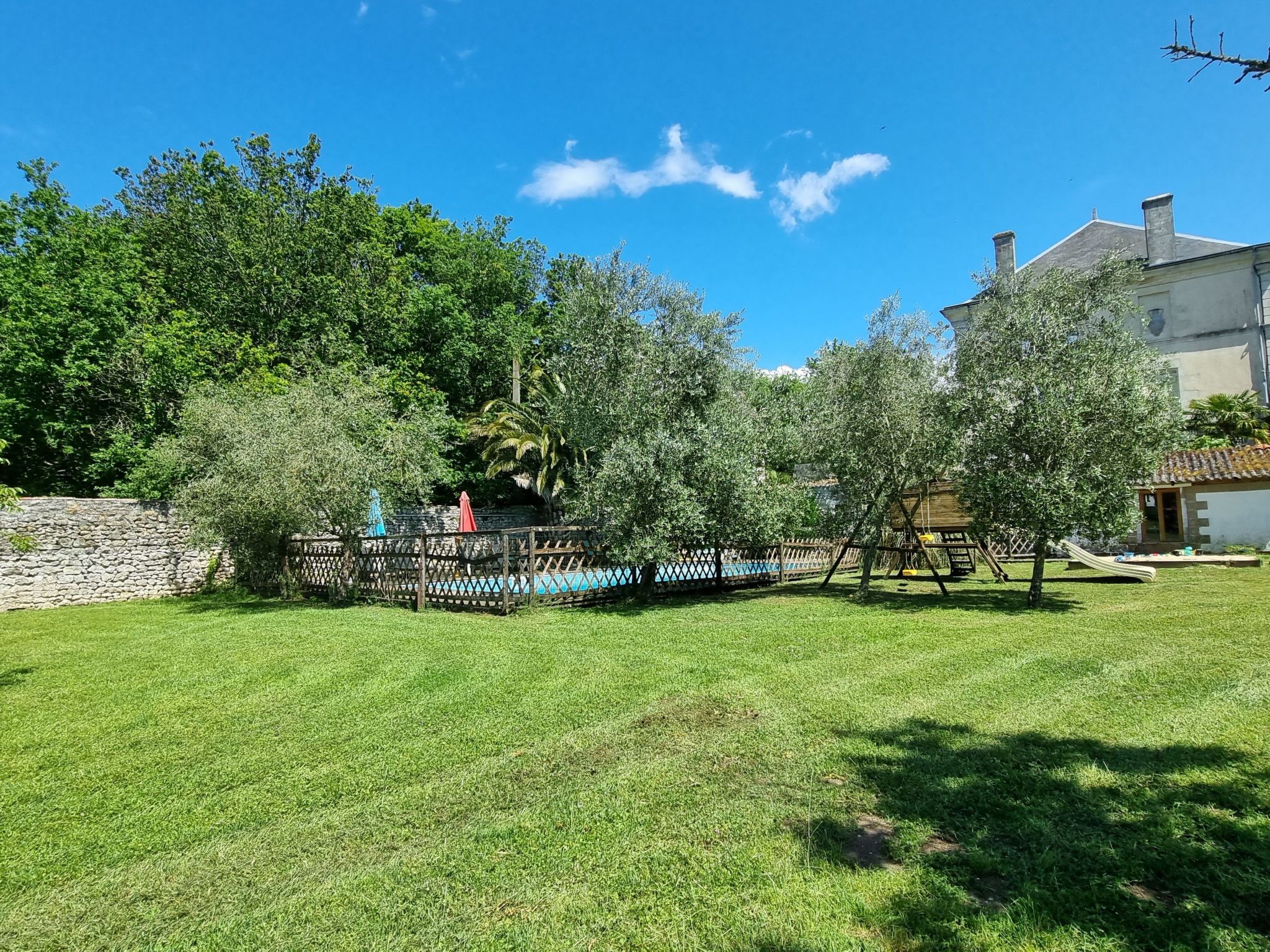 8-Zimmer-Schloss mit Pool und eigenem Park-Drinnen