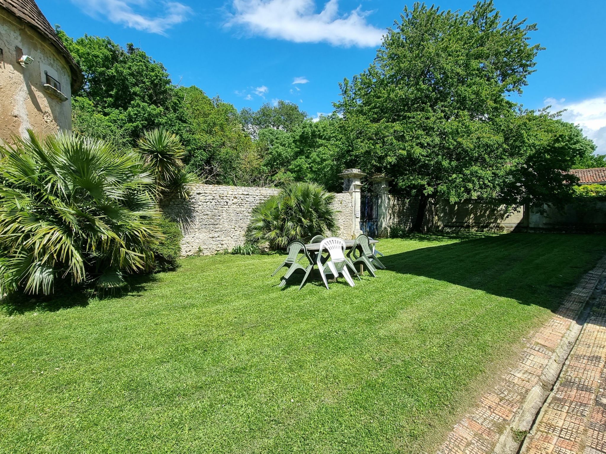 8-Zimmer-Schloss mit Pool und eigenem Park-Drinnen