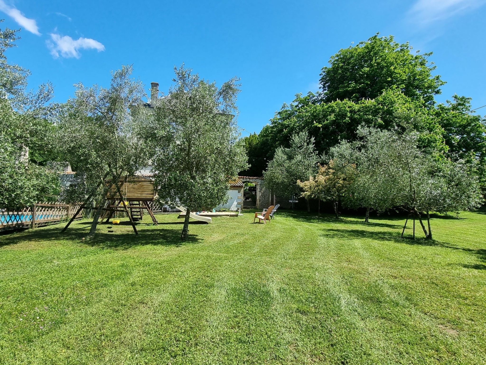 8-Zimmer-Schloss mit Pool und eigenem Park-Drinnen