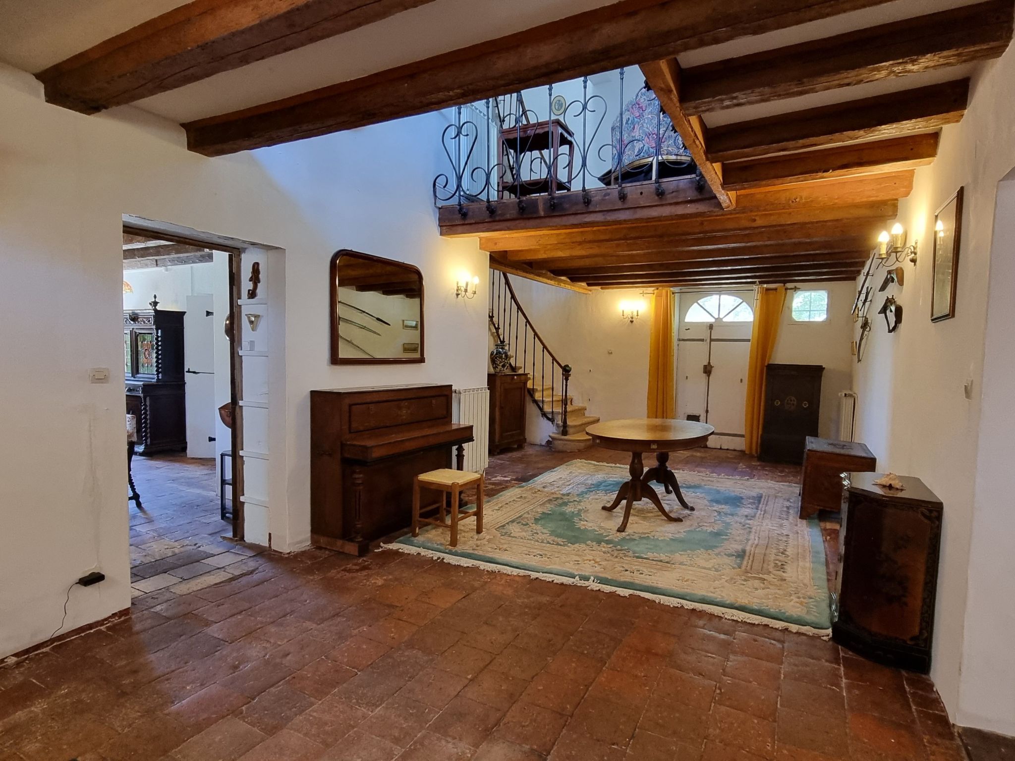 8-Zimmer-Schloss mit Pool und eigenem Park-Drinnen