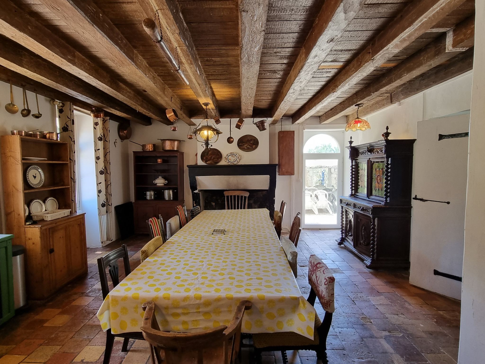 8-Zimmer-Schloss mit Pool und eigenem Park-Drinnen