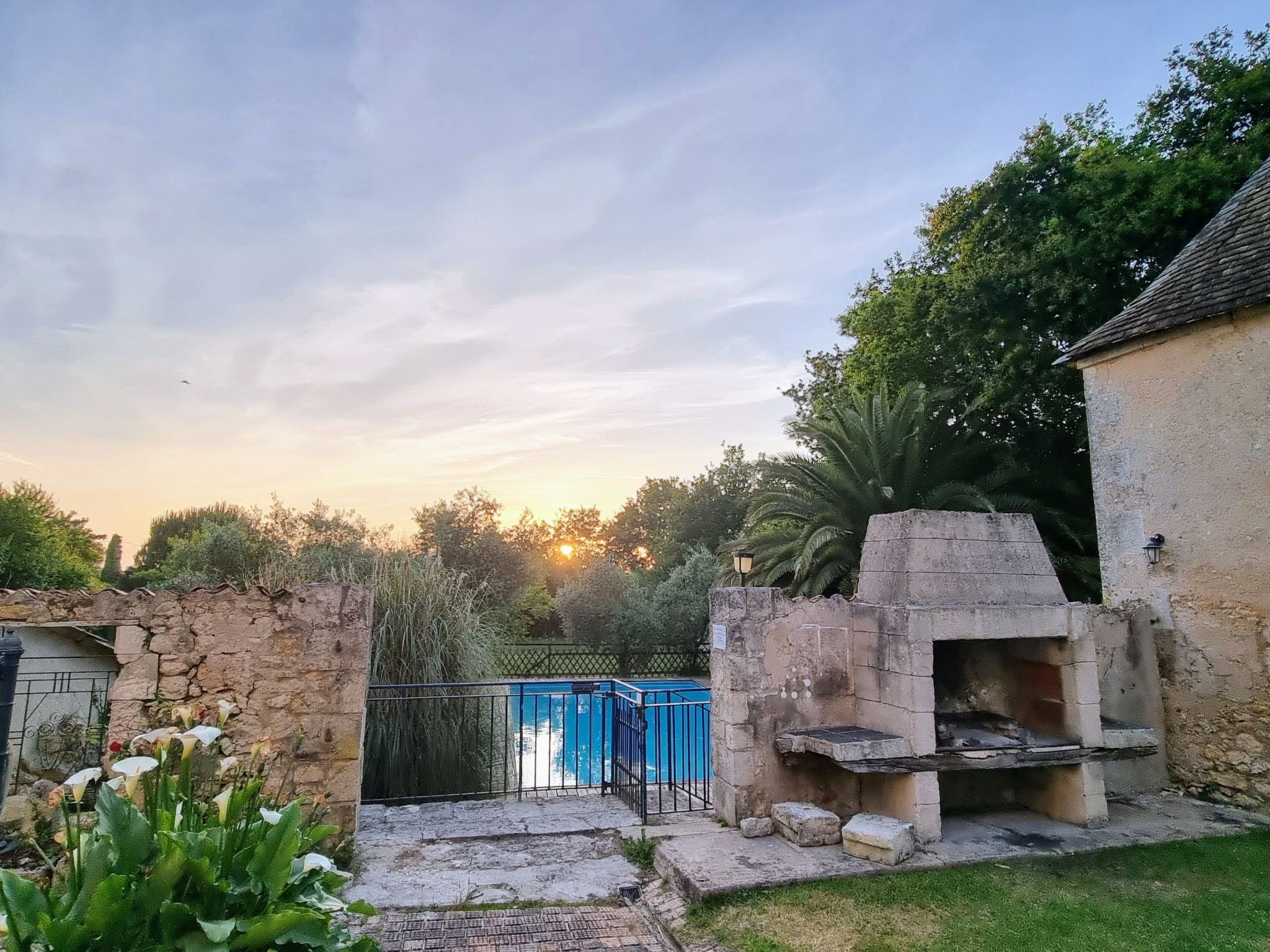 8-Zimmer-Schloss mit Pool und eigenem Park-Drinnen