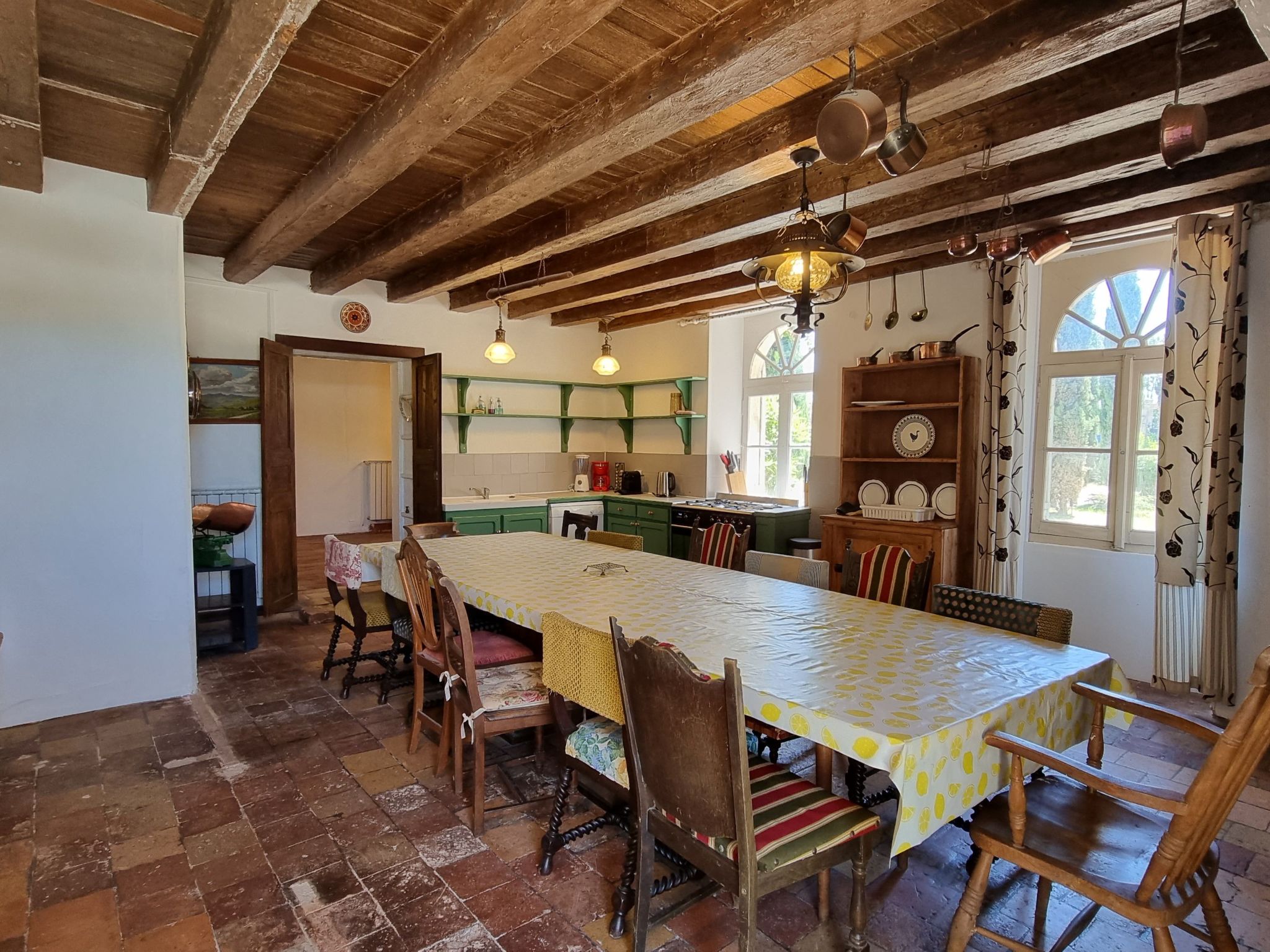 8-Zimmer-Schloss mit Pool und eigenem Park-Drinnen