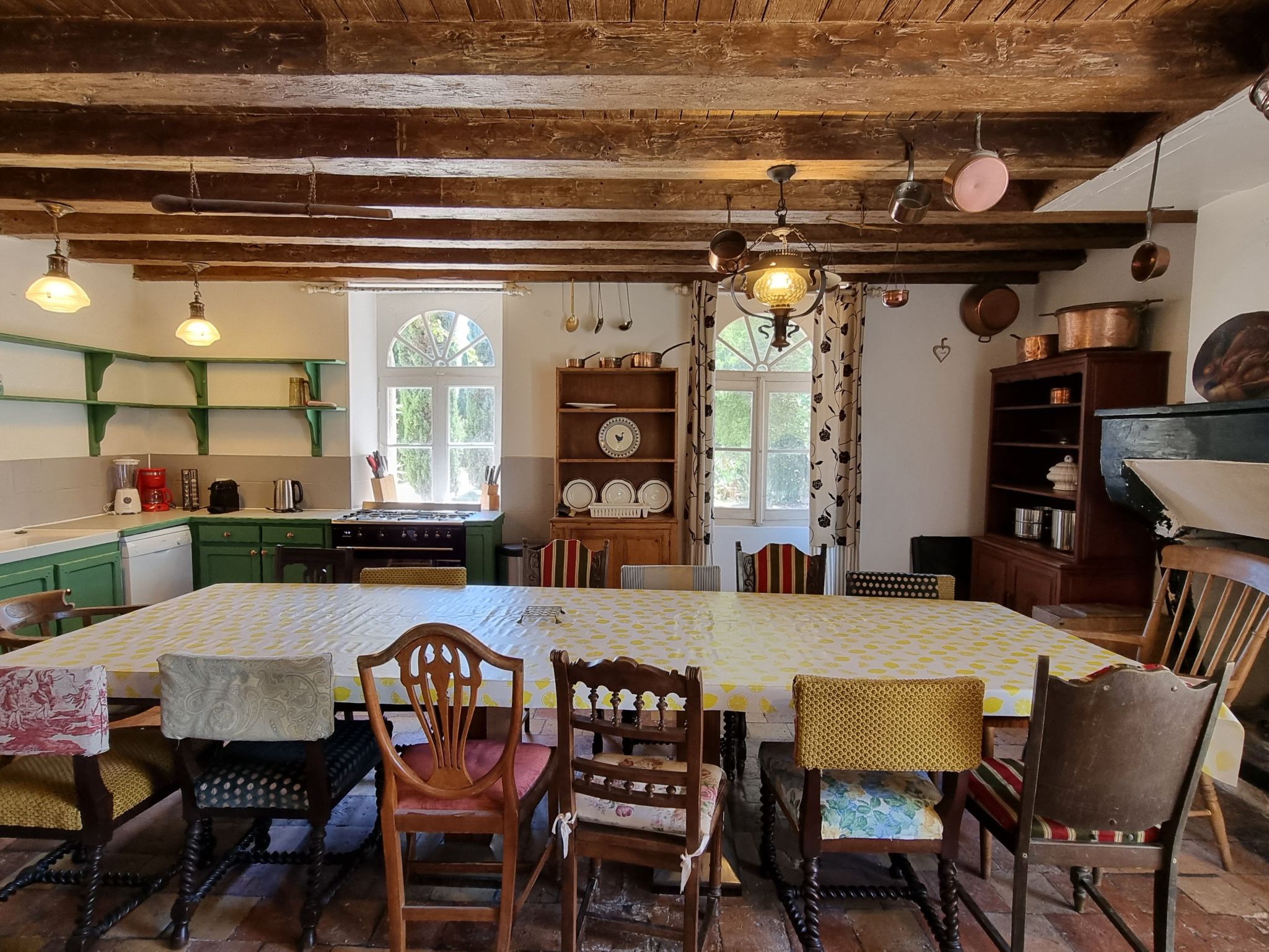 8-Zimmer-Schloss mit Pool und eigenem Park-Drinnen