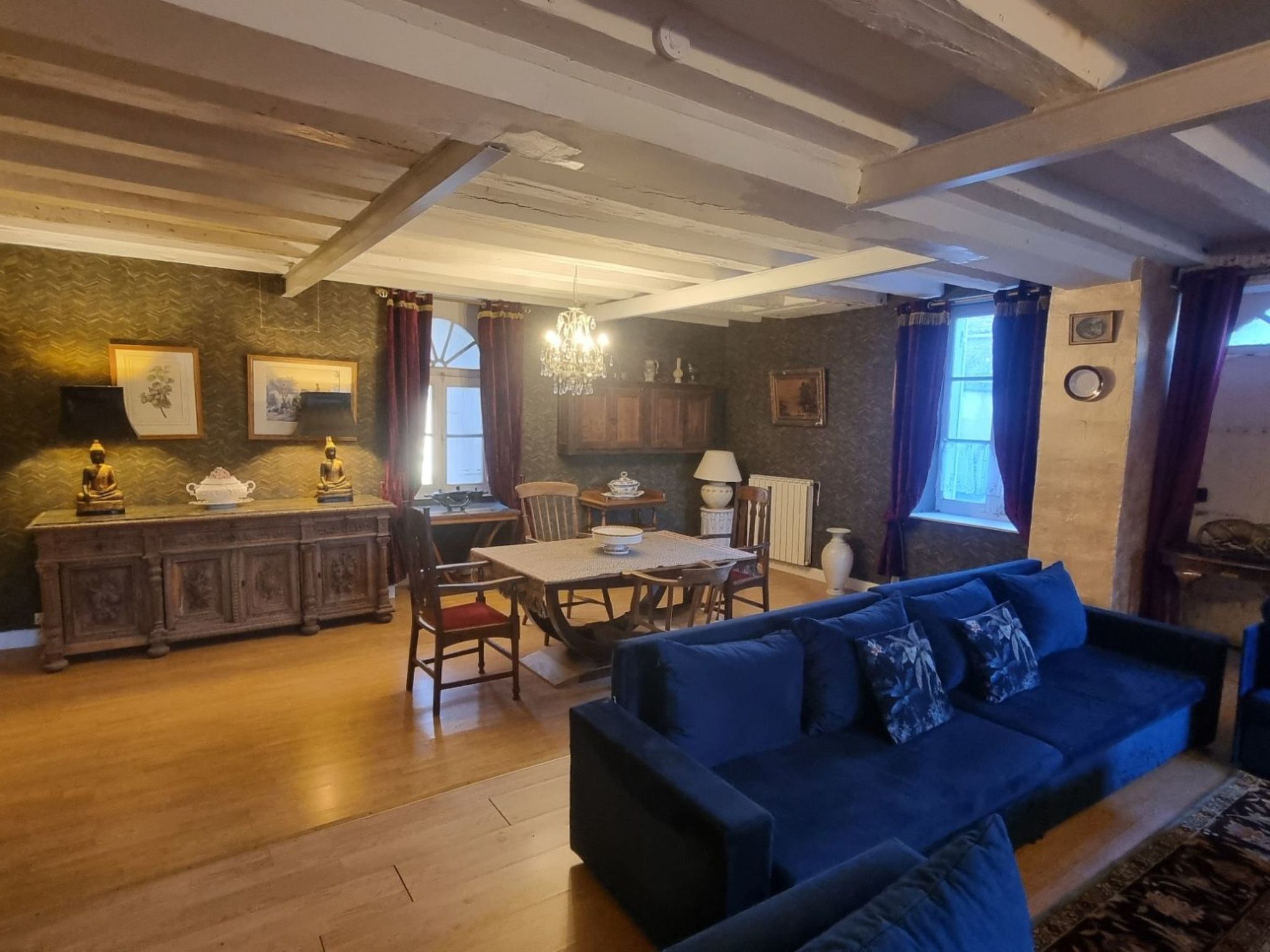 8-Zimmer-Schloss mit Pool und eigenem Park-Drinnen