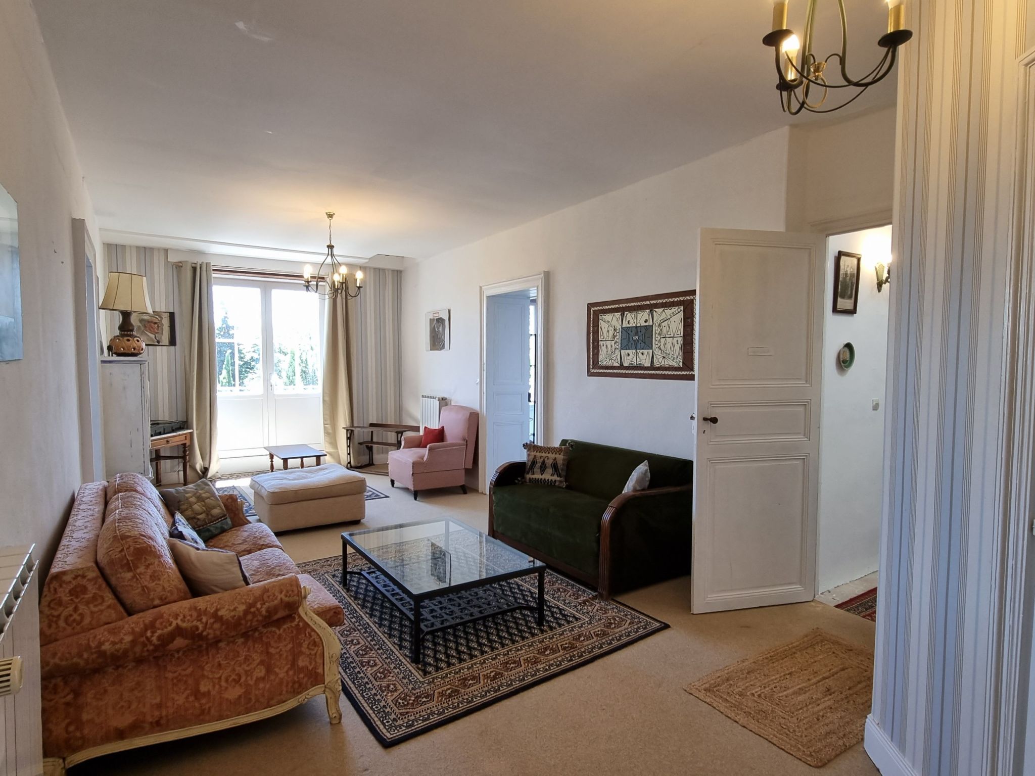 8-Zimmer-Schloss mit Pool und eigenem Park-Drinnen