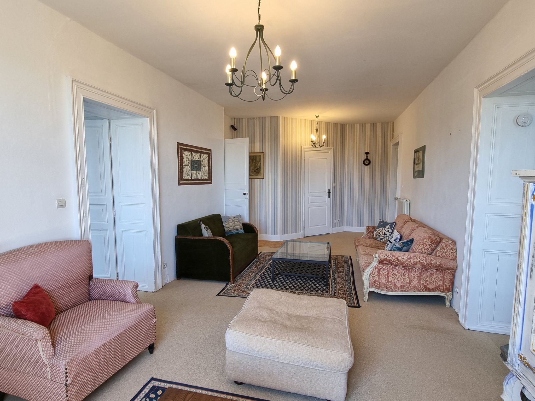 8-Zimmer-Schloss mit Pool und eigenem Park-Drinnen