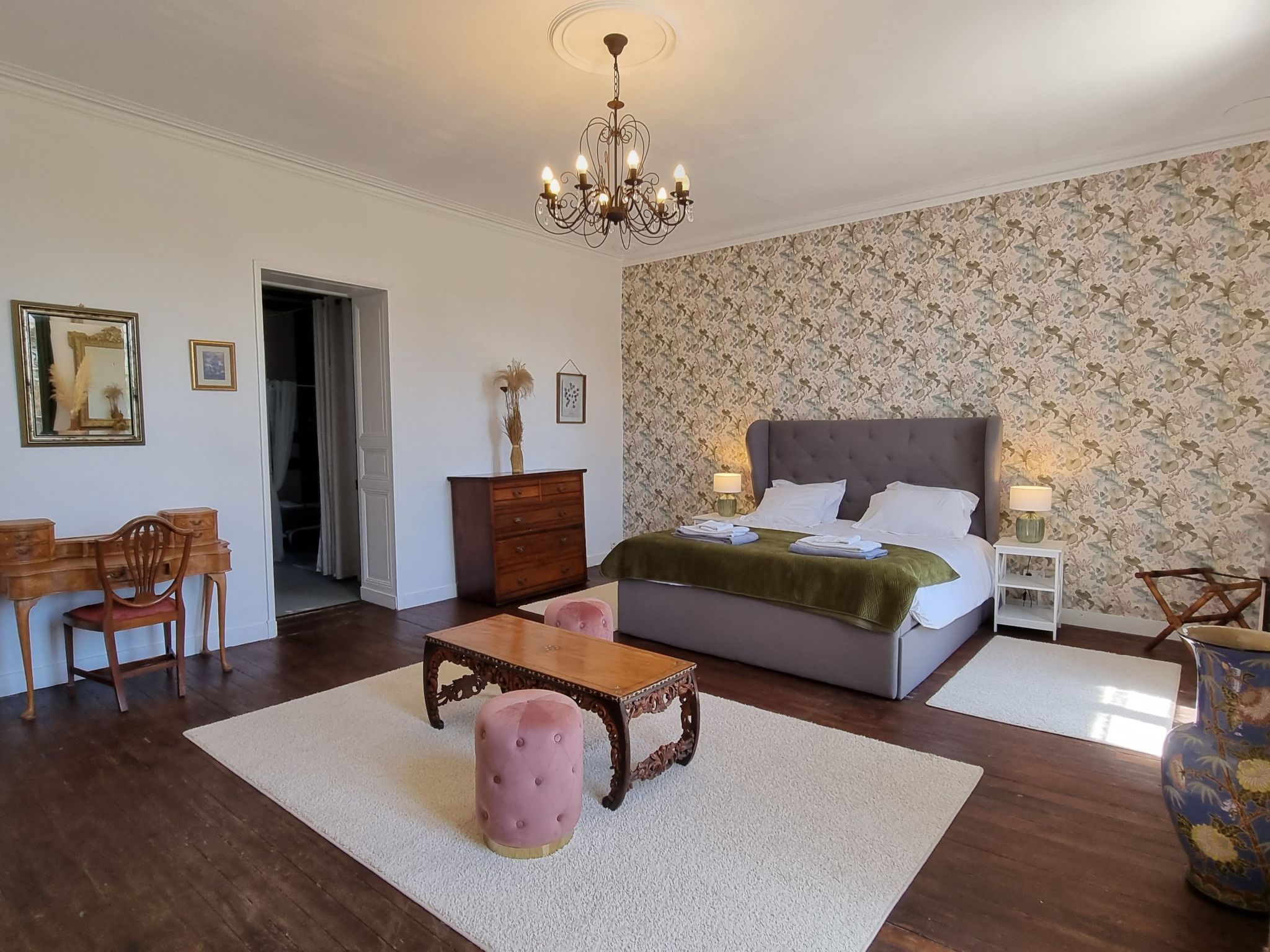 8-Zimmer-Schloss mit Pool und eigenem Park-Drinnen