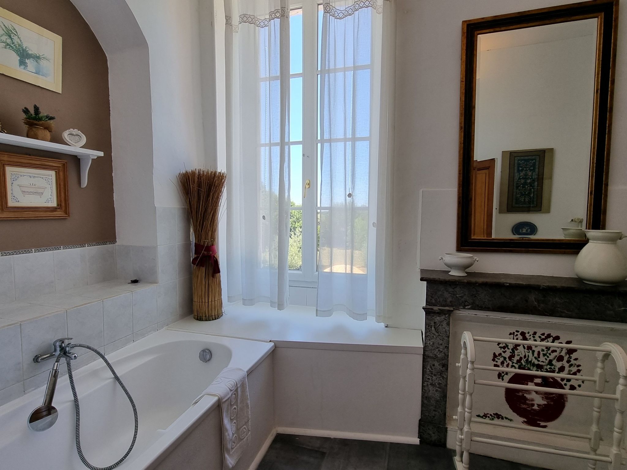 8-Zimmer-Schloss mit Pool und eigenem Park-Drinnen