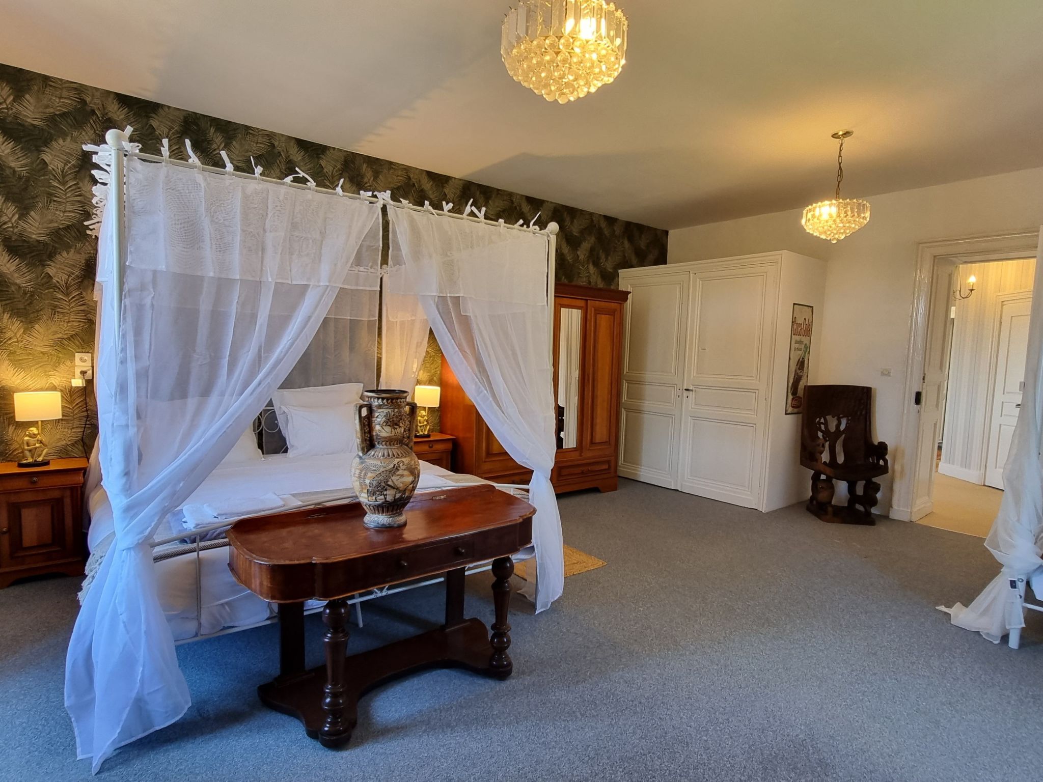 8-Zimmer-Schloss mit Pool und eigenem Park-Drinnen