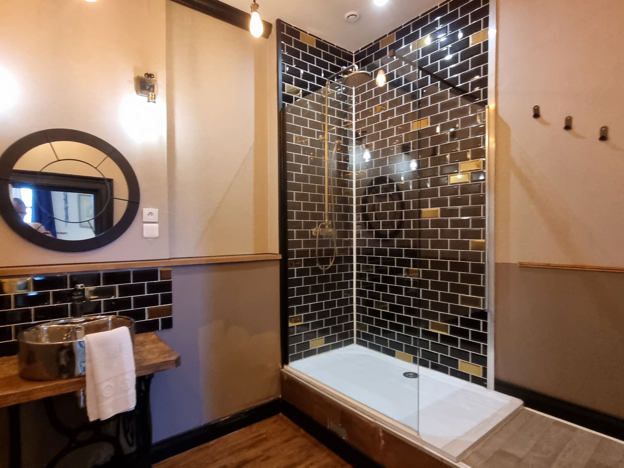 8-Zimmer-Schloss mit Pool und eigenem Park-Drinnen