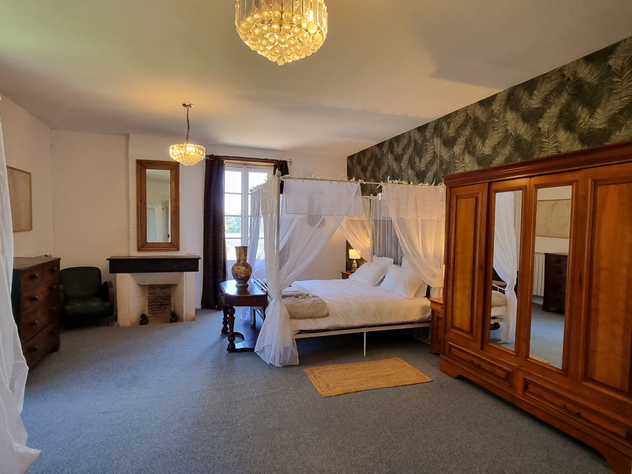 8-Zimmer-Schloss mit Pool und eigenem Park-Drinnen