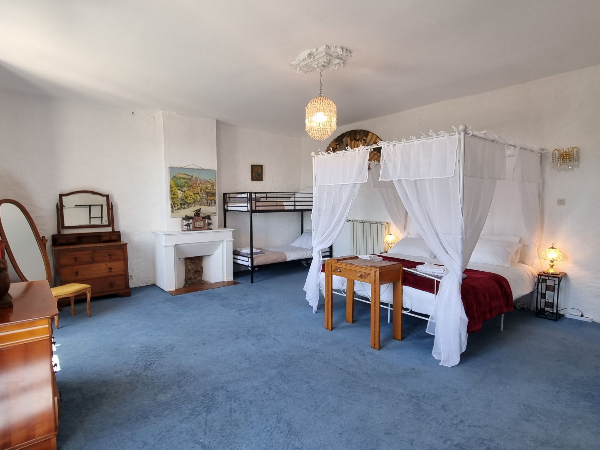 8-Zimmer-Schloss mit Pool und eigenem Park-Drinnen