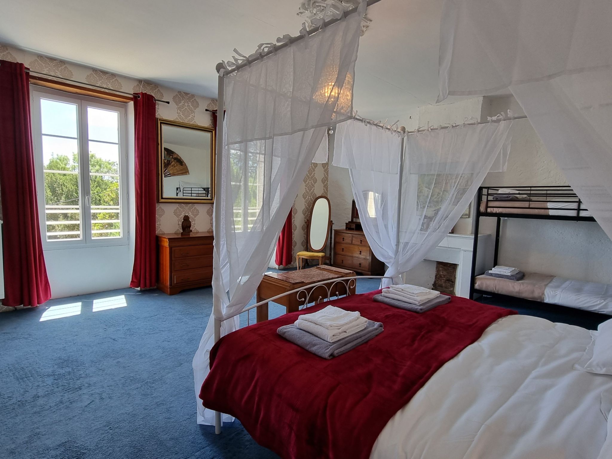 8-Zimmer-Schloss mit Pool und eigenem Park-Drinnen