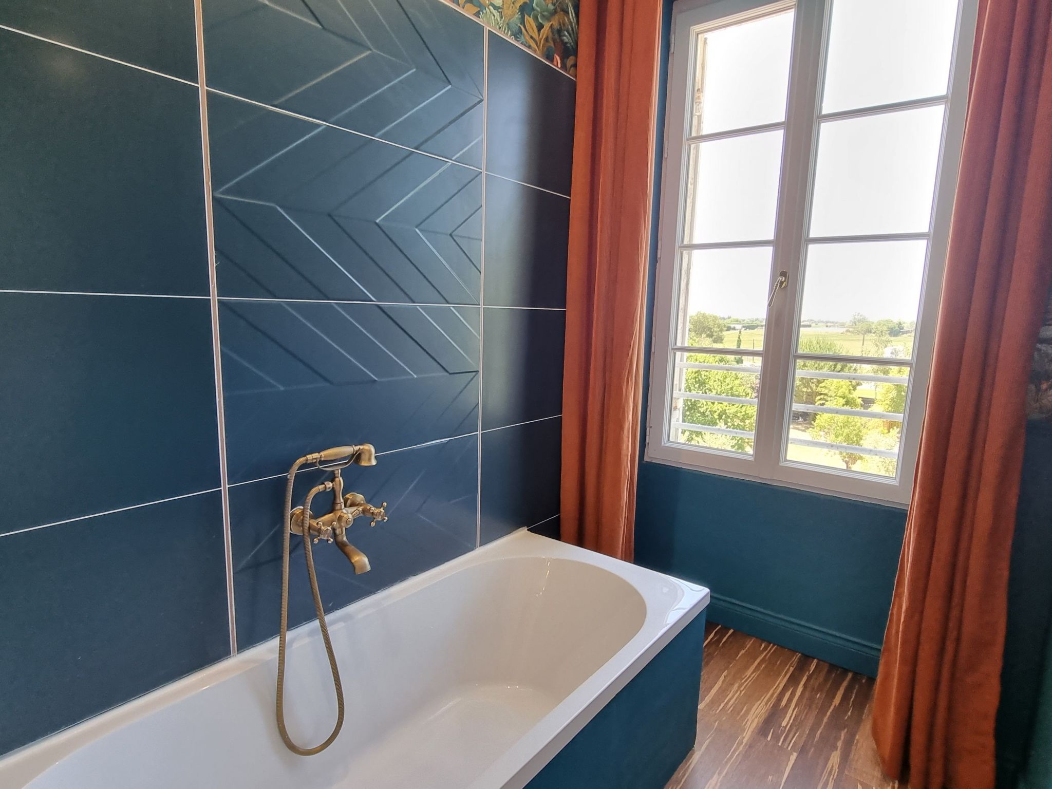 8-Zimmer-Schloss mit Pool und eigenem Park-Drinnen