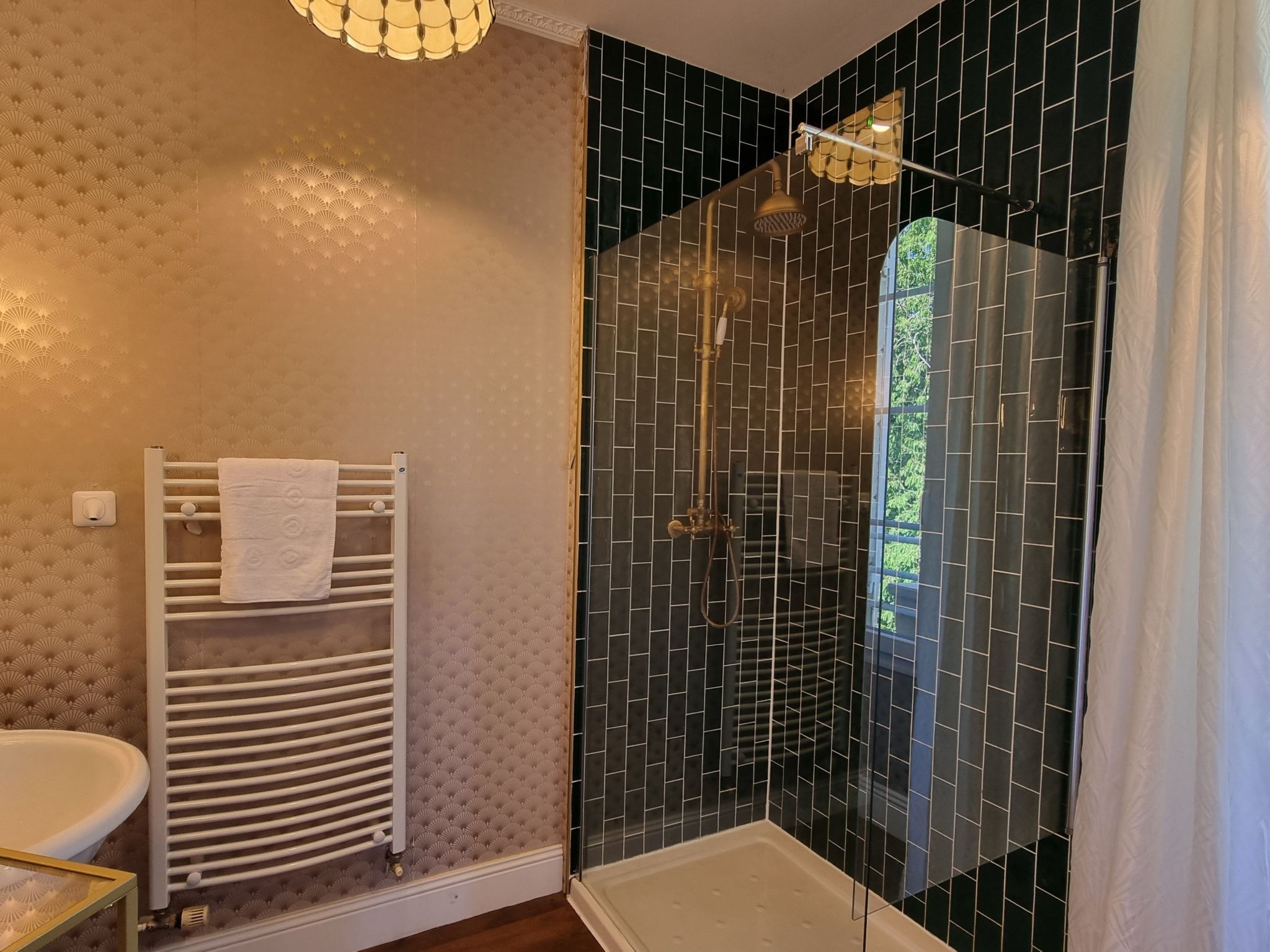 8-Zimmer-Schloss mit Pool und eigenem Park-Drinnen