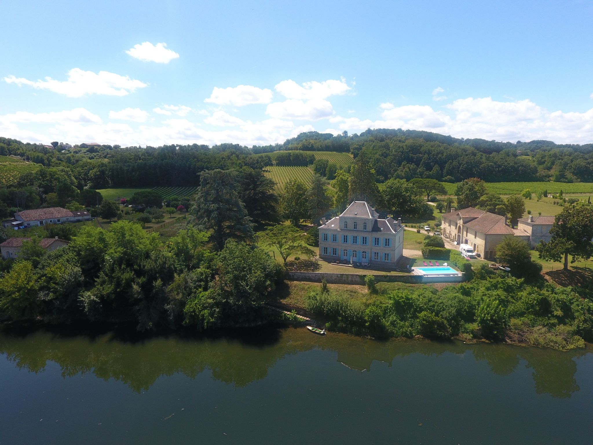 Schloss mit Überlaufpool an der Dordogne-Binnen