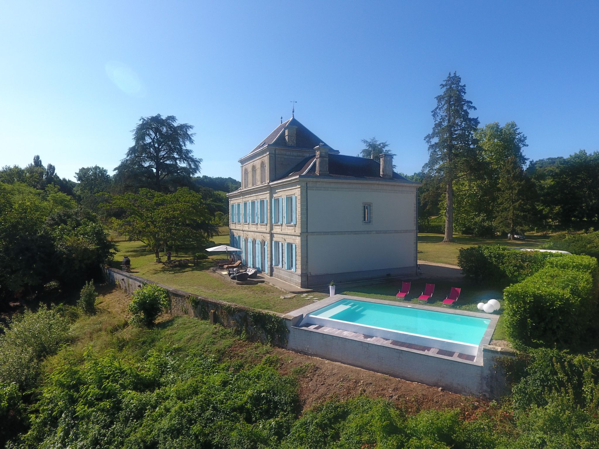 Schloss mit Überlaufpool an der Dordogne-Binnen