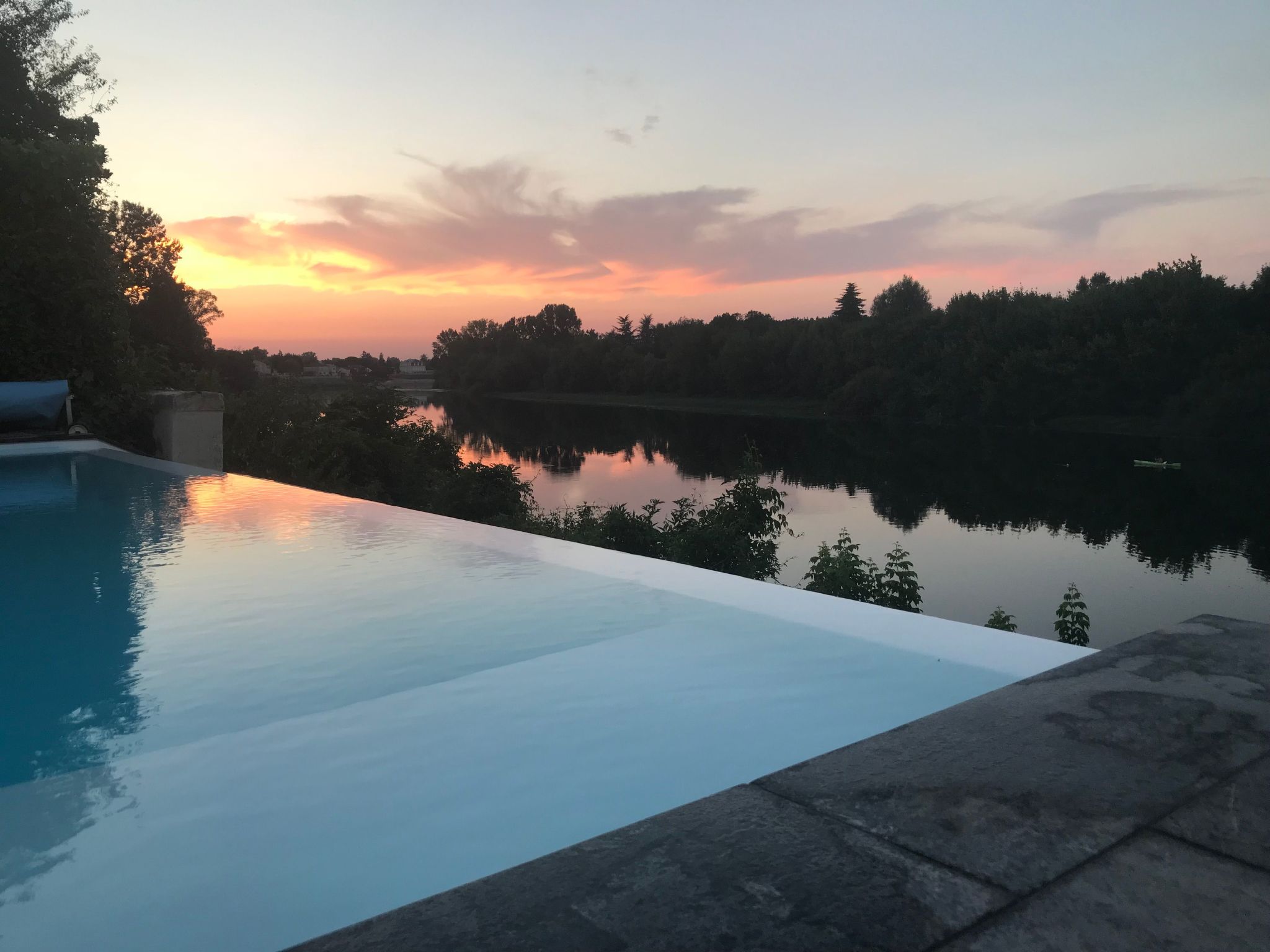 Schloss mit Überlaufpool an der Dordogne-Binnen