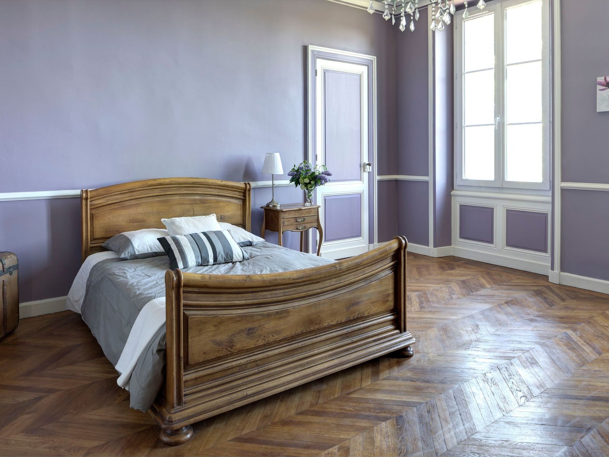 Schloss mit Überlaufpool an der Dordogne-Binnen