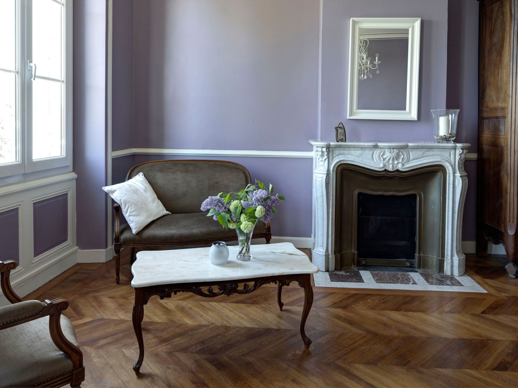 Schloss mit Überlaufpool an der Dordogne-Binnen