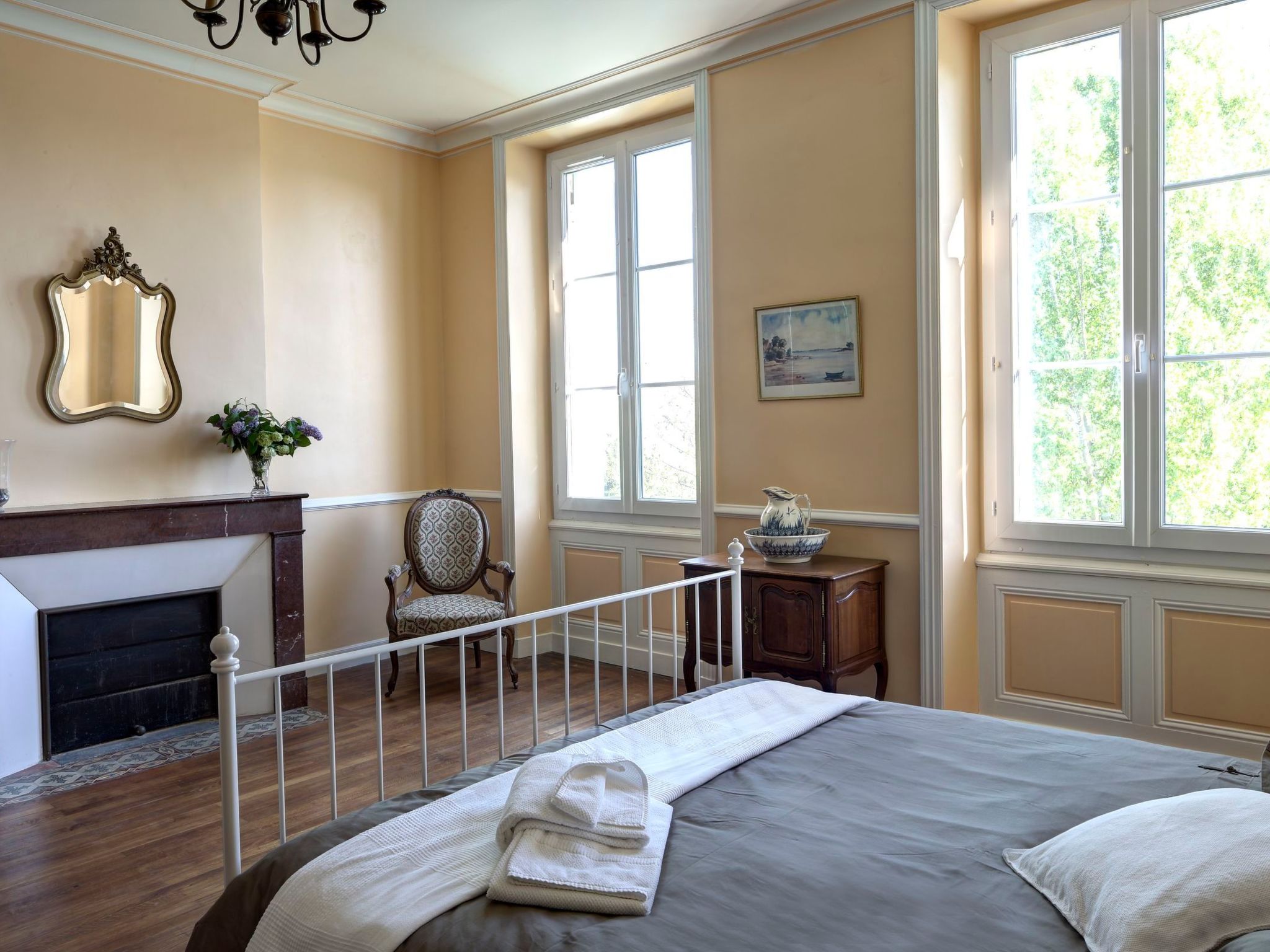 Schloss mit Überlaufpool an der Dordogne-Binnen