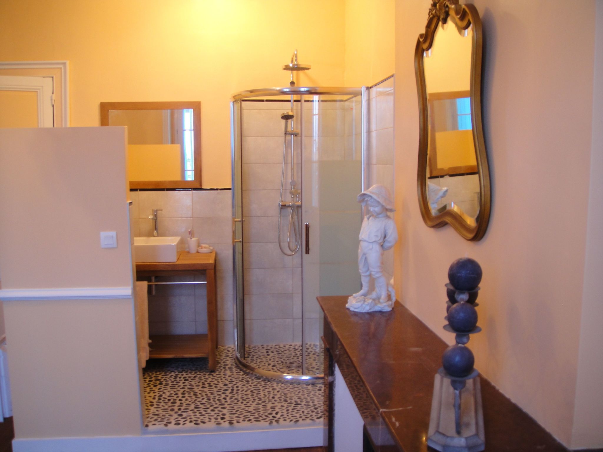 Schloss mit Überlaufpool an der Dordogne-Binnen