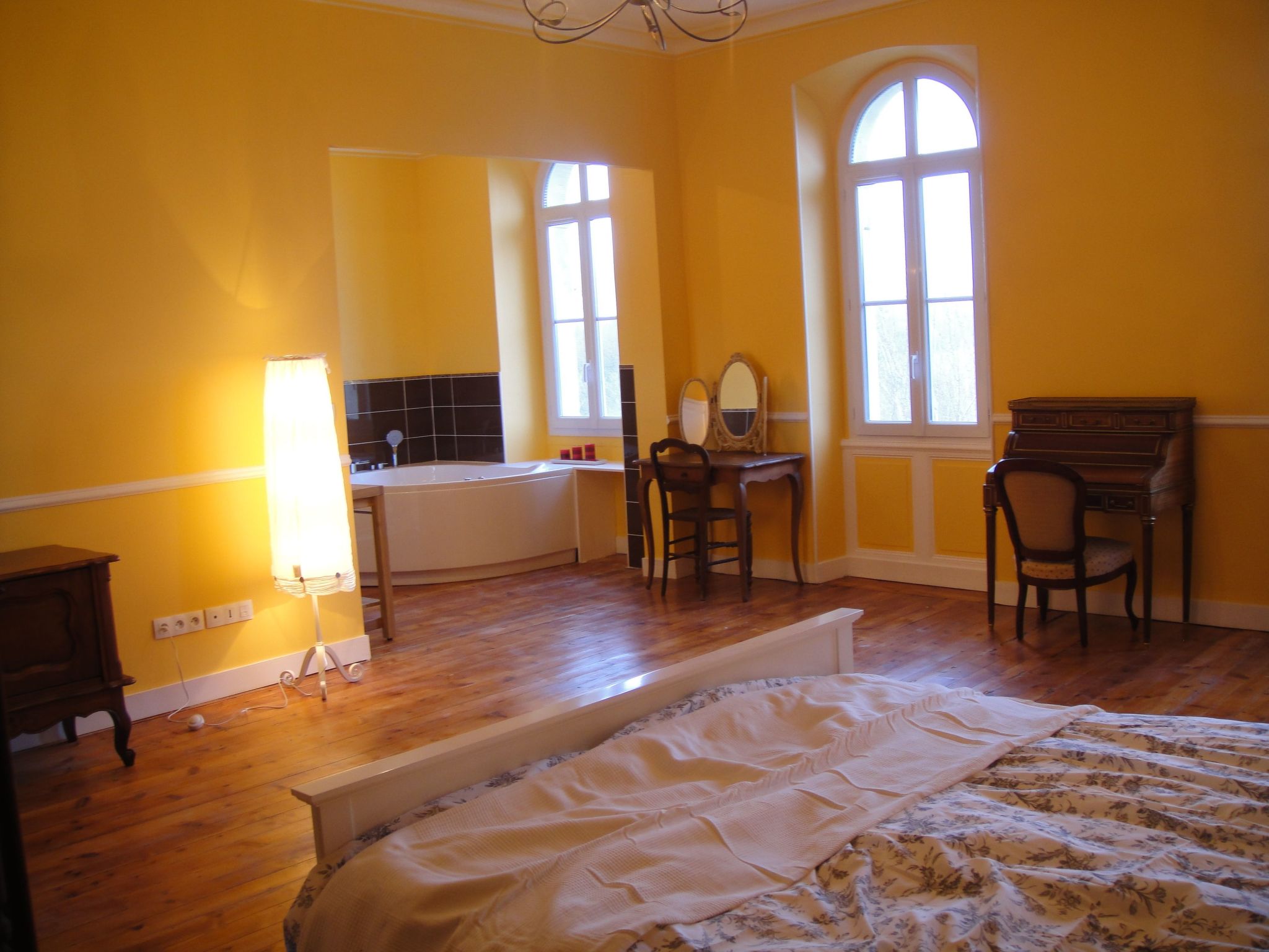 Schloss mit Überlaufpool an der Dordogne-Binnen