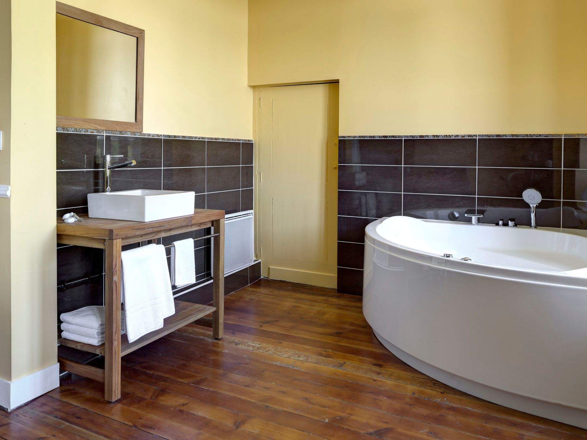 Schloss mit Überlaufpool an der Dordogne-Binnen