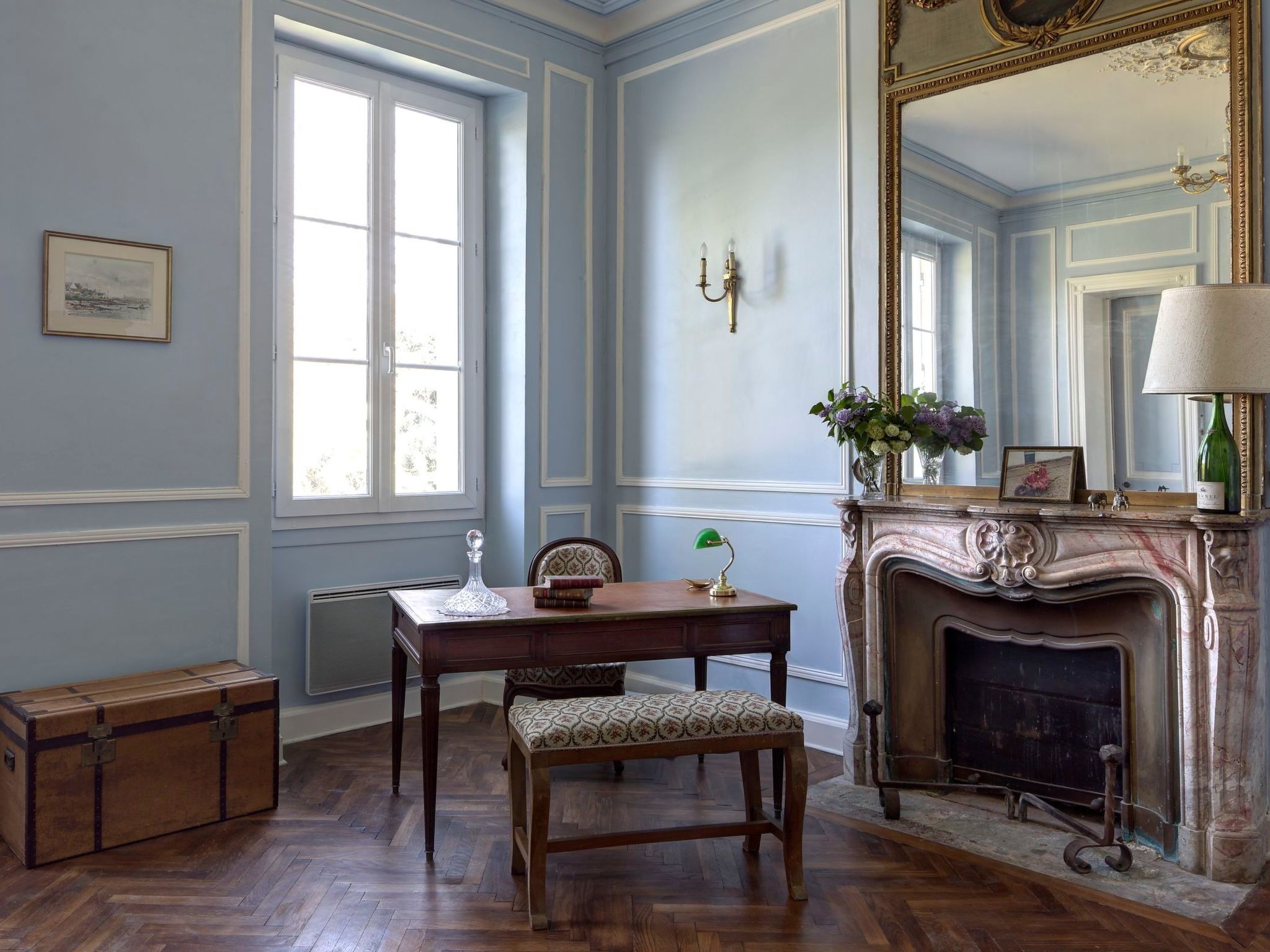 Schloss mit Überlaufpool an der Dordogne-Binnen