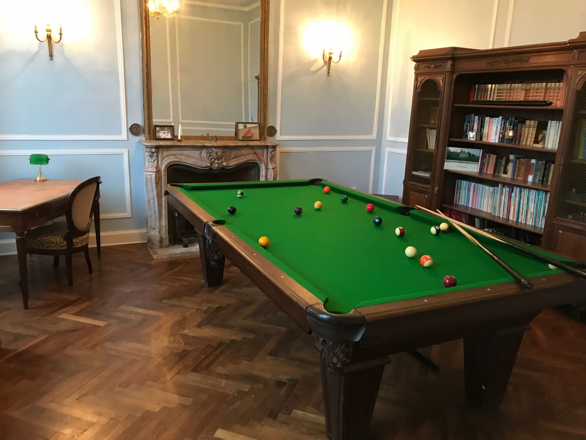 Schloss mit Überlaufpool an der Dordogne-Binnen