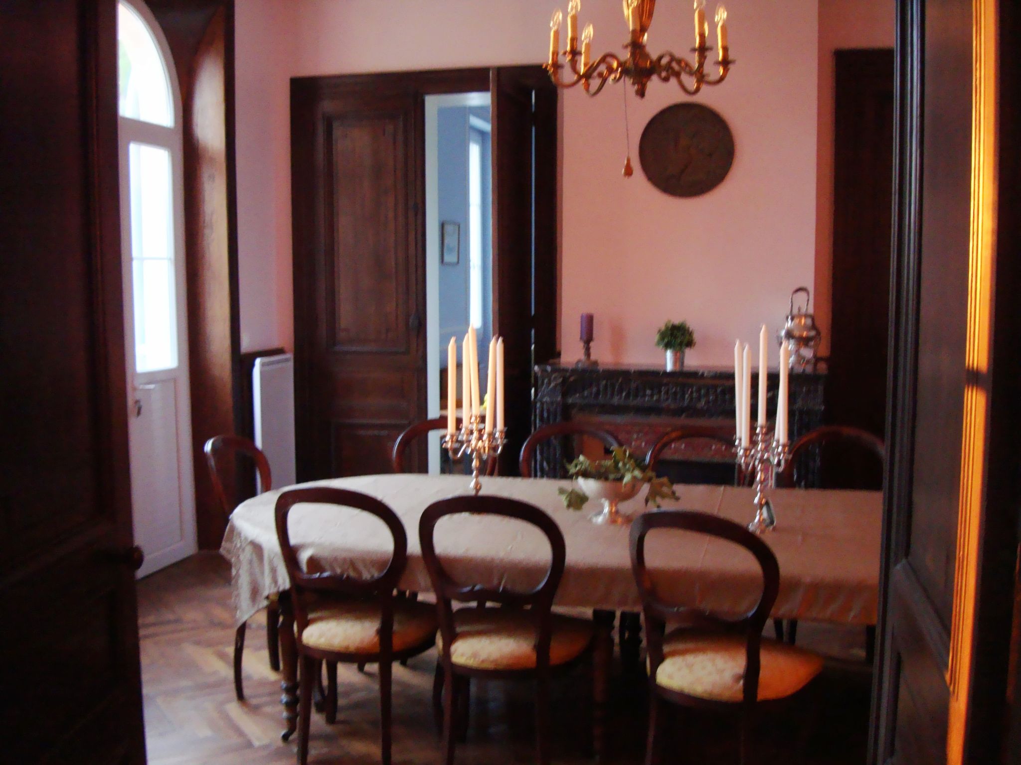 Schloss mit Überlaufpool an der Dordogne-Binnen