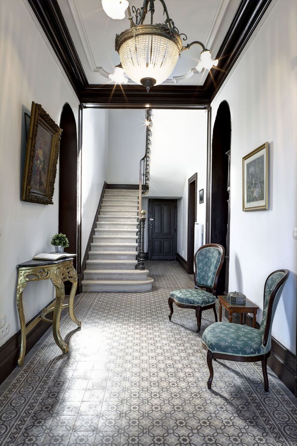 Schloss mit Überlaufpool an der Dordogne-Binnen