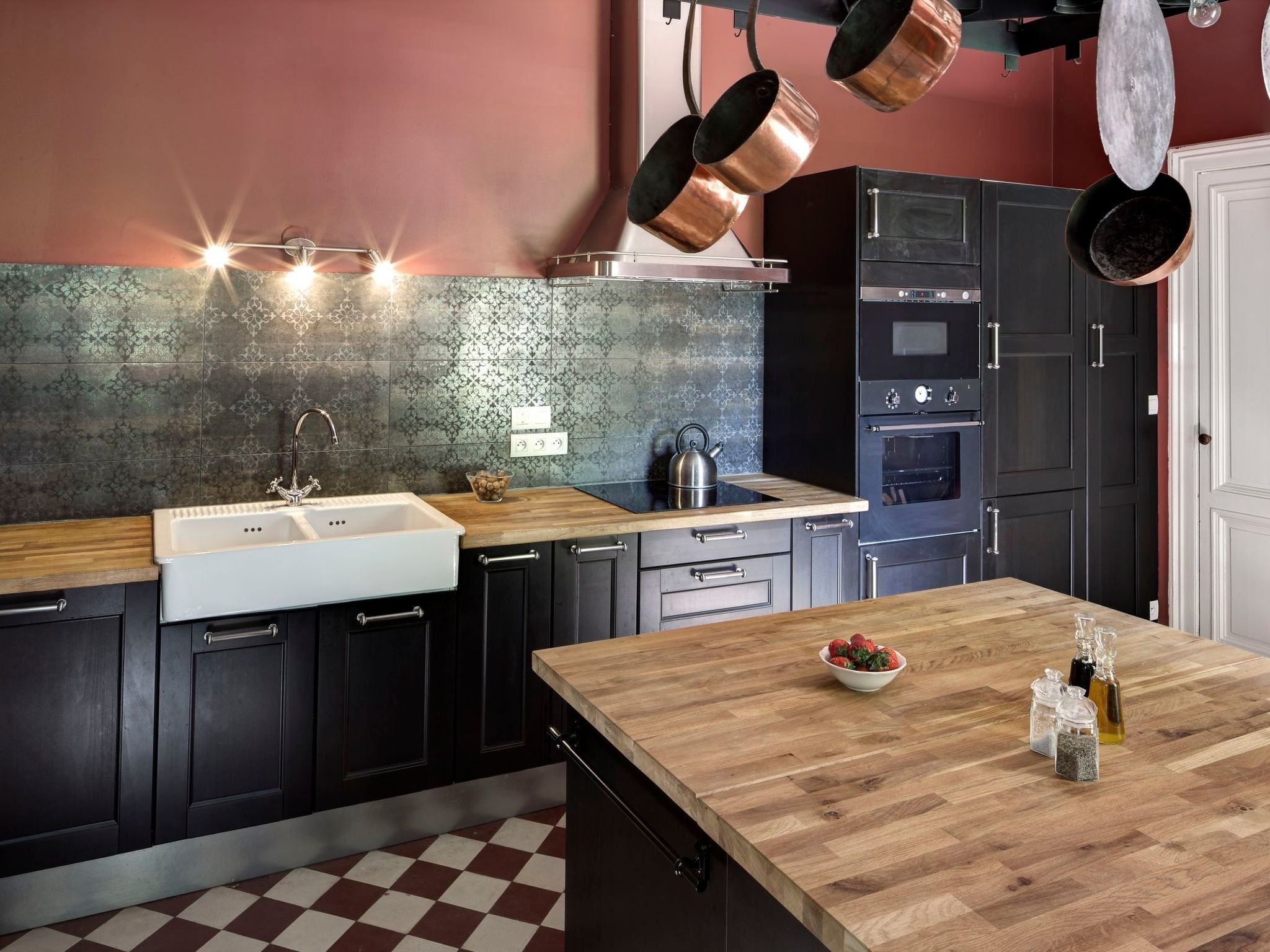 Schloss mit Überlaufpool an der Dordogne-Binnen