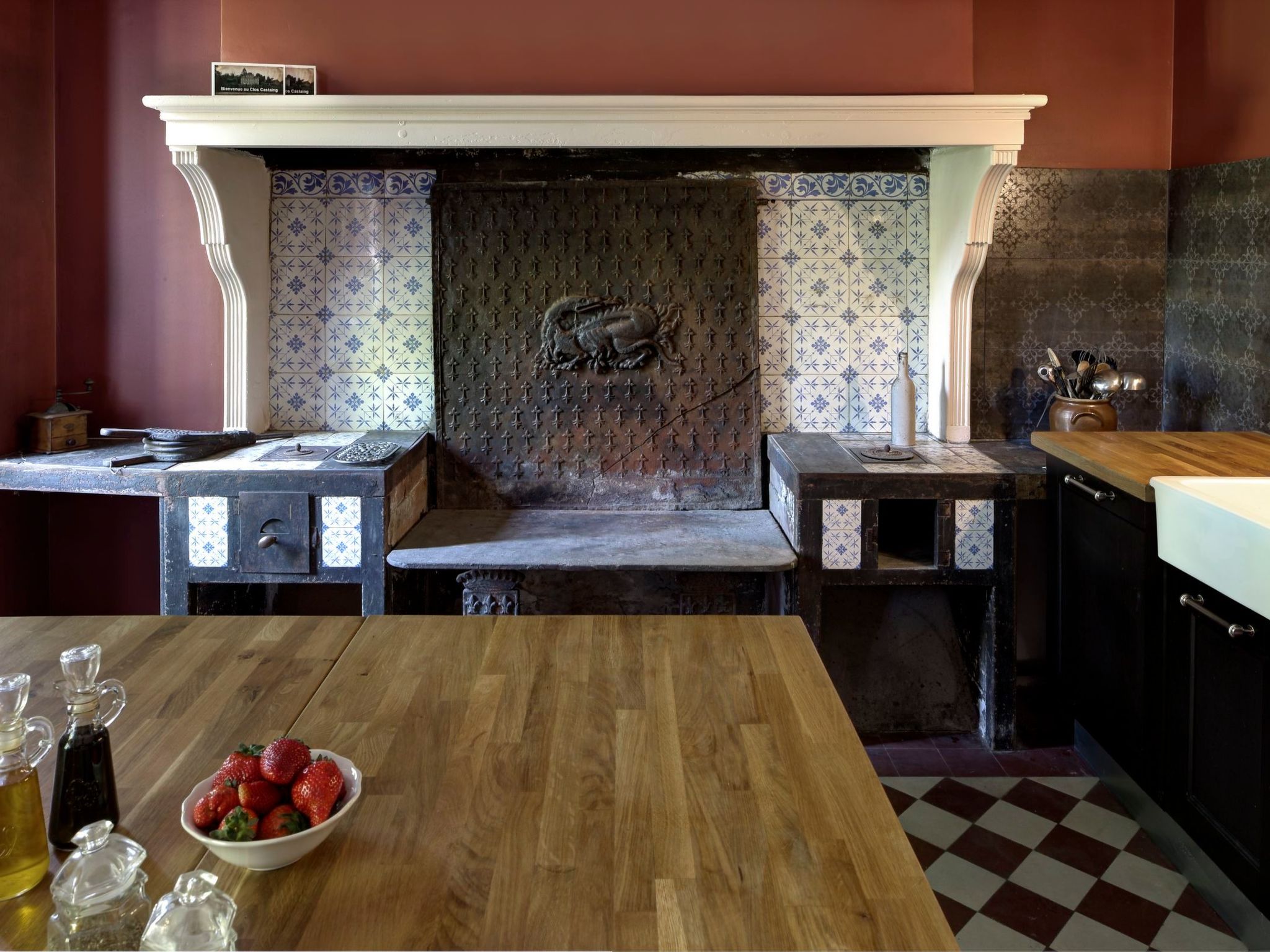 Schloss mit Überlaufpool an der Dordogne-Binnen