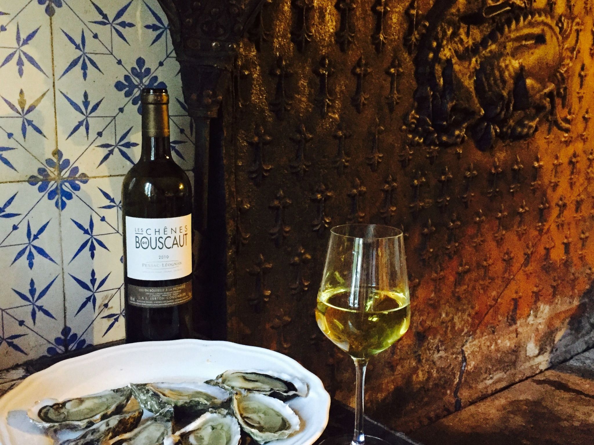 Schloss mit Überlaufpool an der Dordogne-Binnen