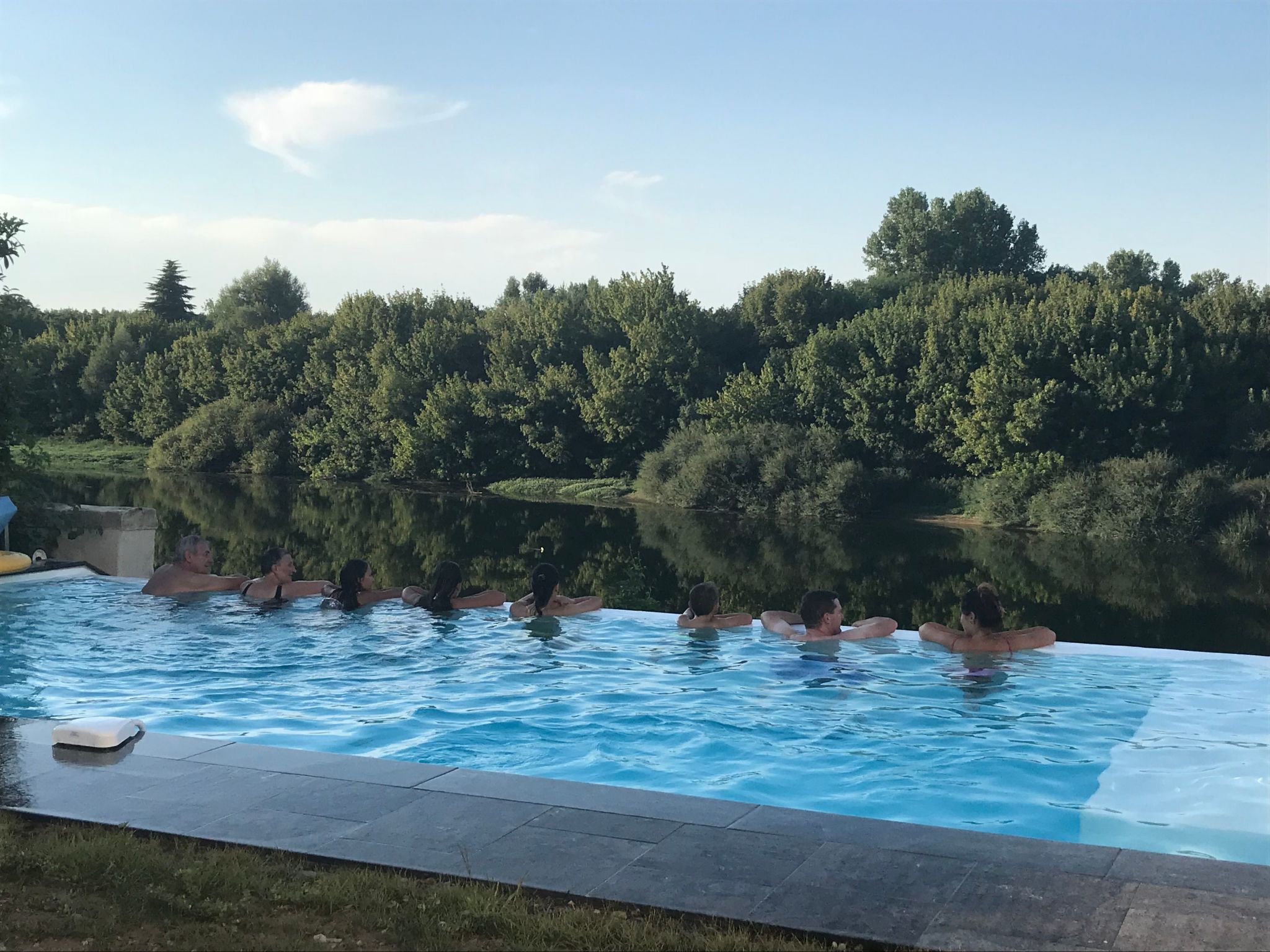 Schloss mit Überlaufpool an der Dordogne-Binnen