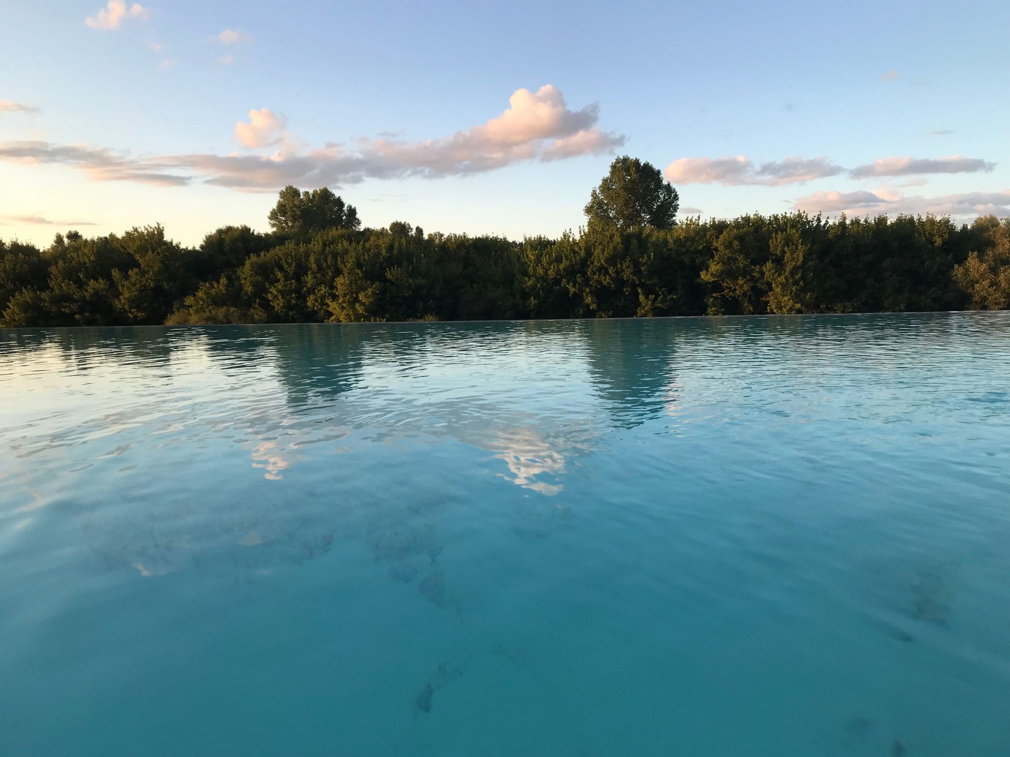 Schloss mit Überlaufpool an der Dordogne-Binnen