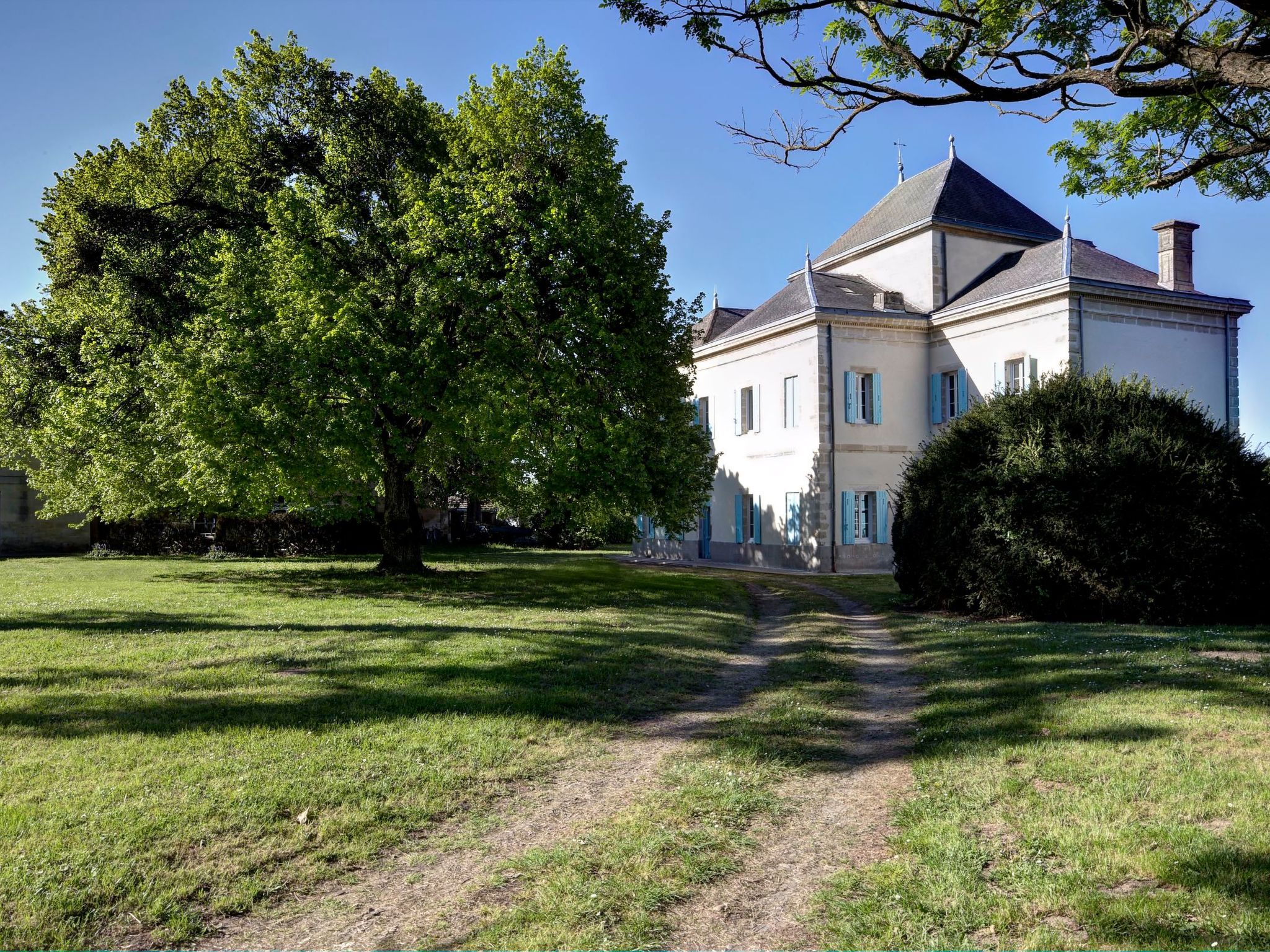 Schloss mit Überlaufpool an der Dordogne-Binnen