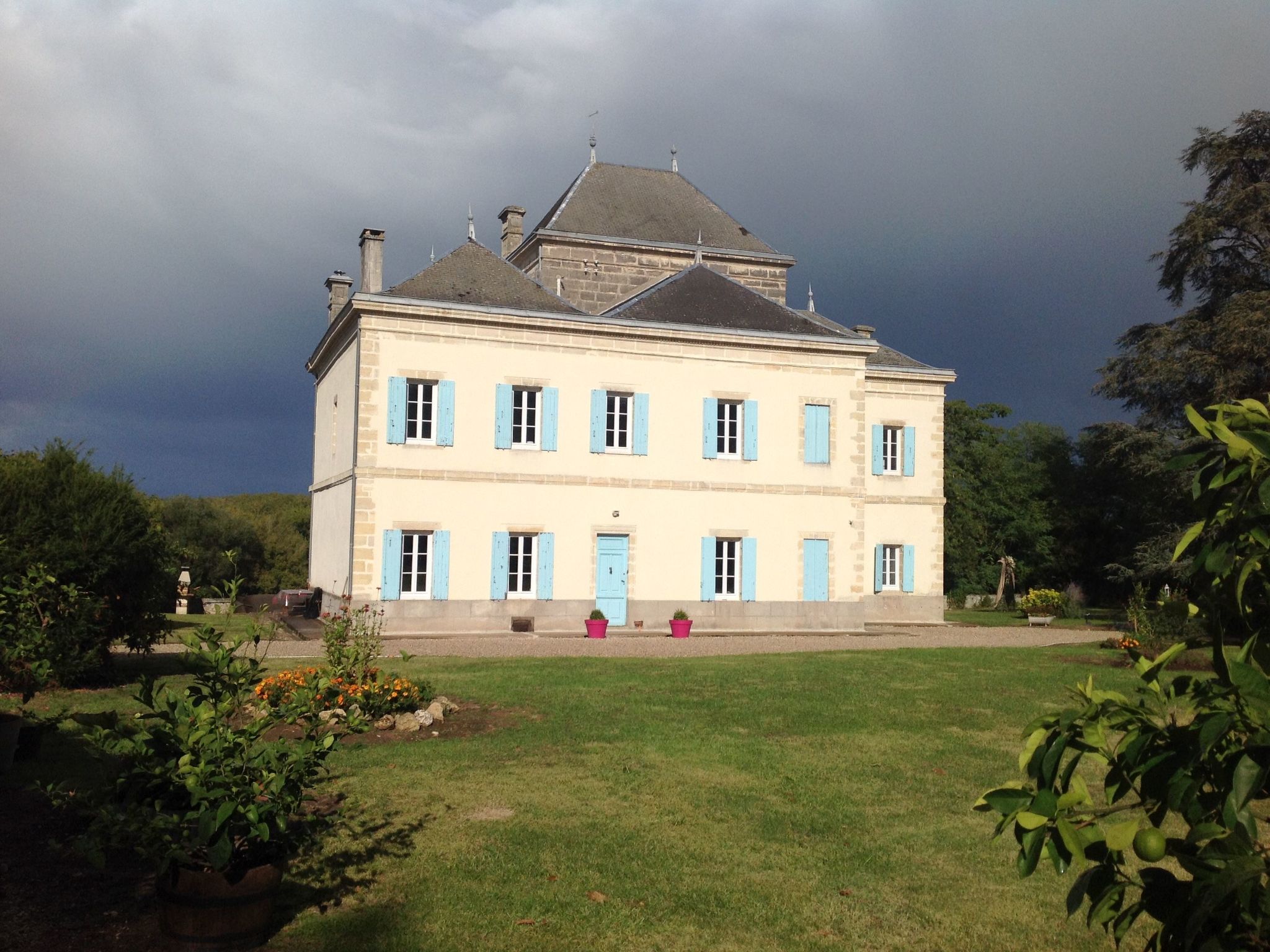 Schloss mit Überlaufpool an der Dordogne-Binnen