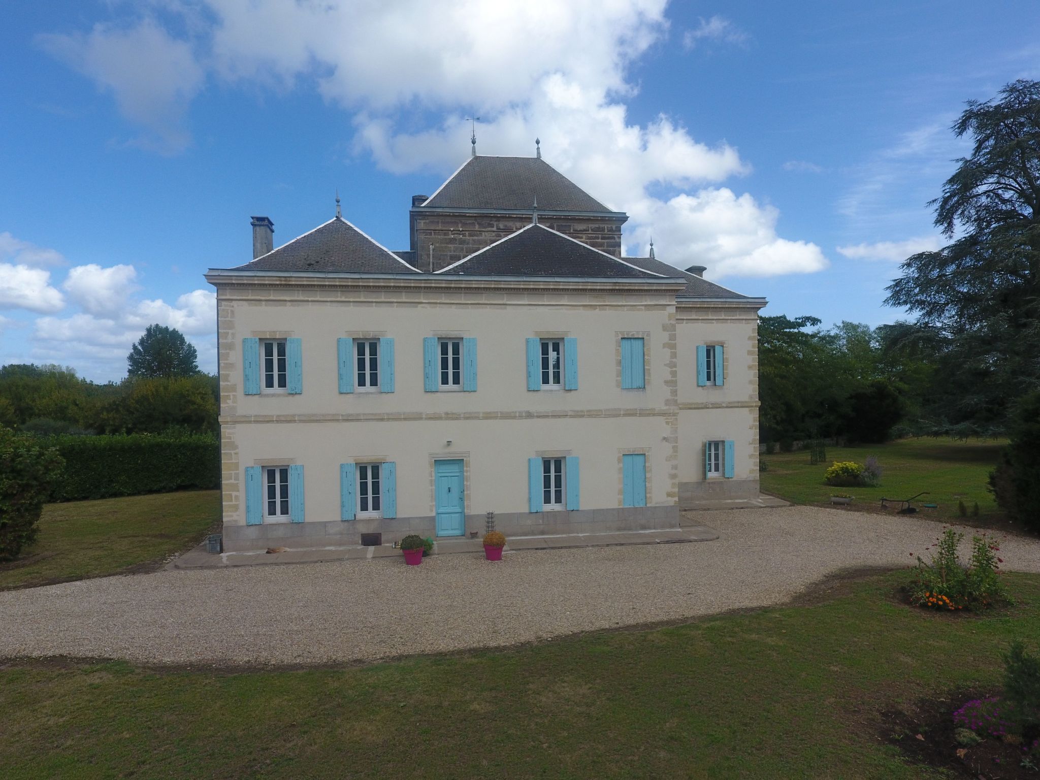 Schloss mit Überlaufpool an der Dordogne-Binnen