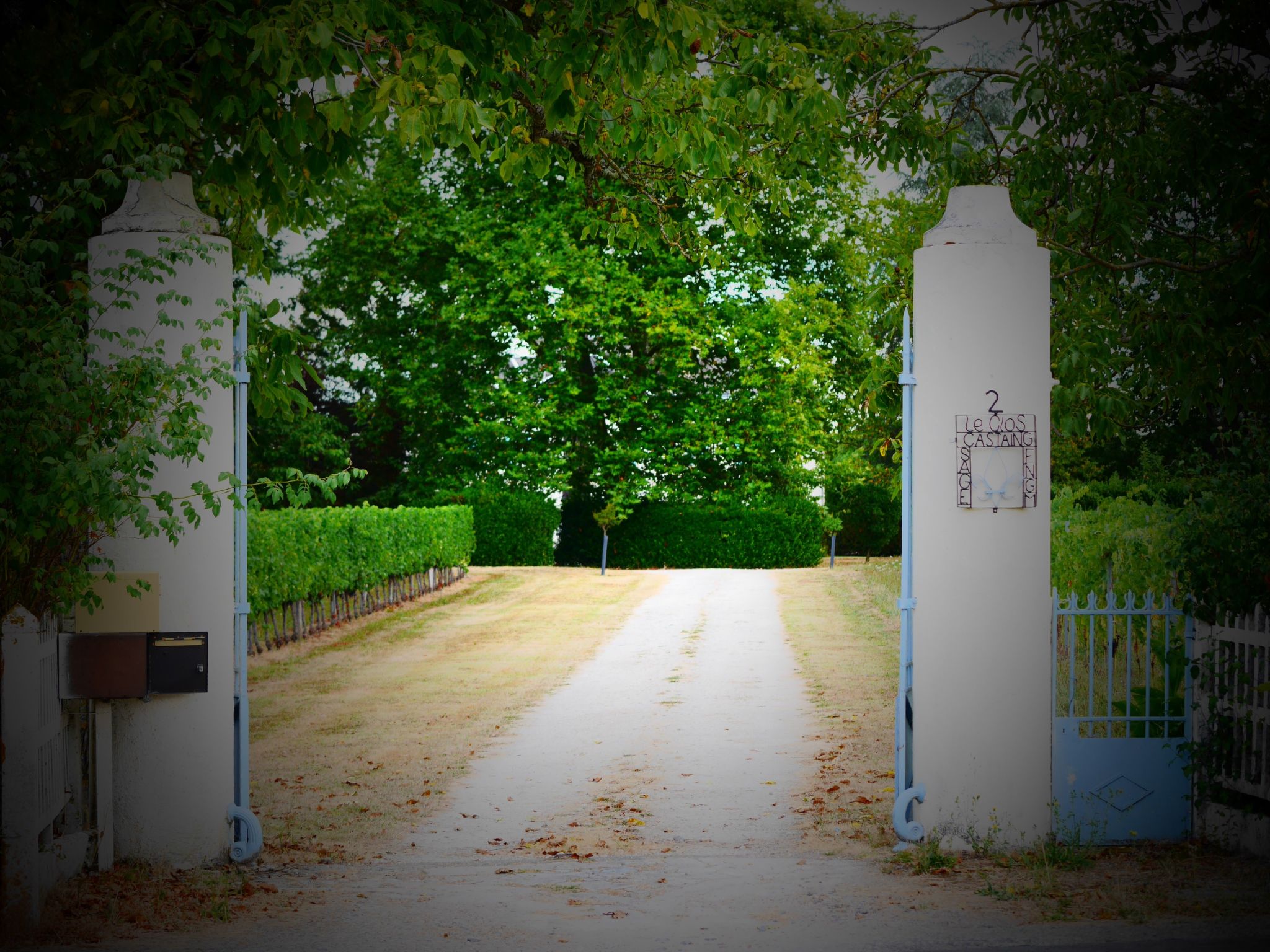 Schloss mit Überlaufpool an der Dordogne-Binnen