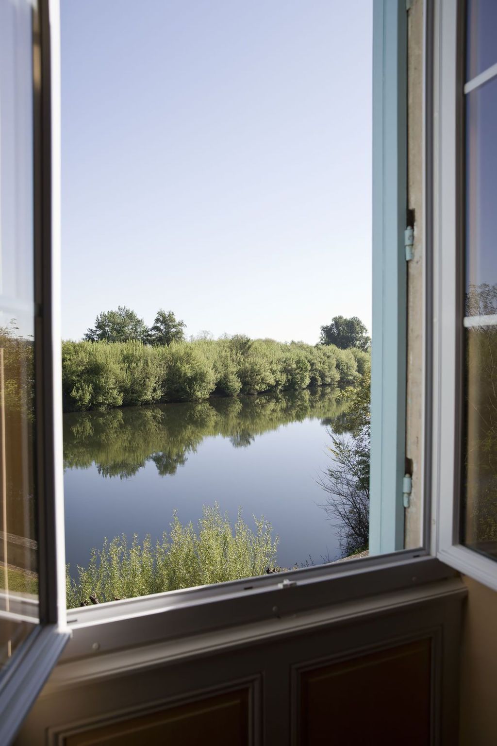 Schloss mit Überlaufpool an der Dordogne-Binnen