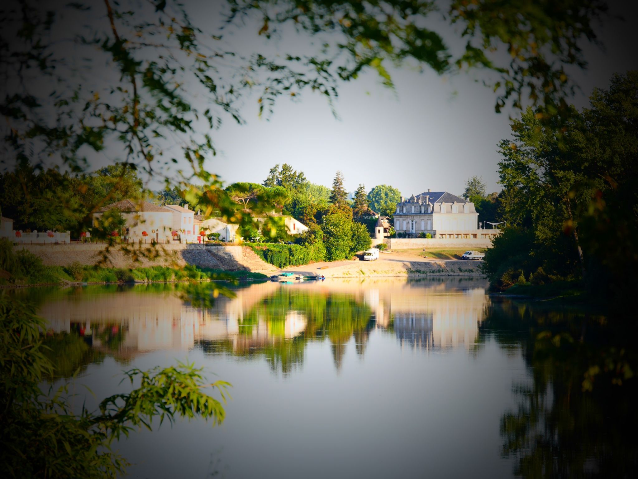 Schloss mit Überlaufpool an der Dordogne-Binnen