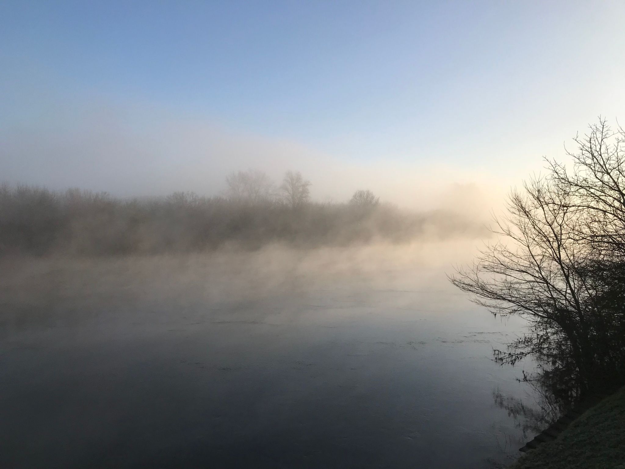 Schloss mit Überlaufpool an der Dordogne-Binnen