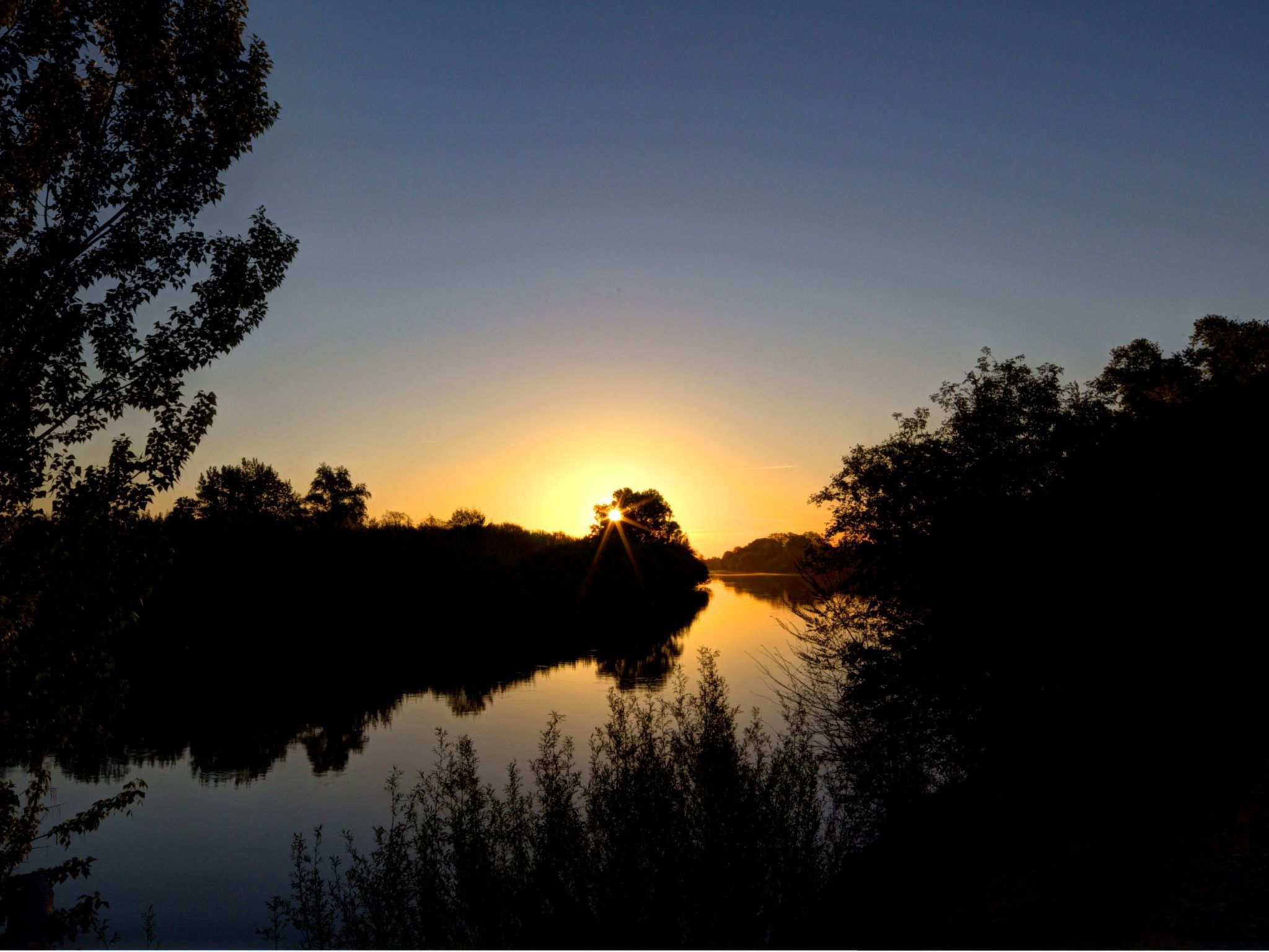 Schloss mit Überlaufpool an der Dordogne-Binnen