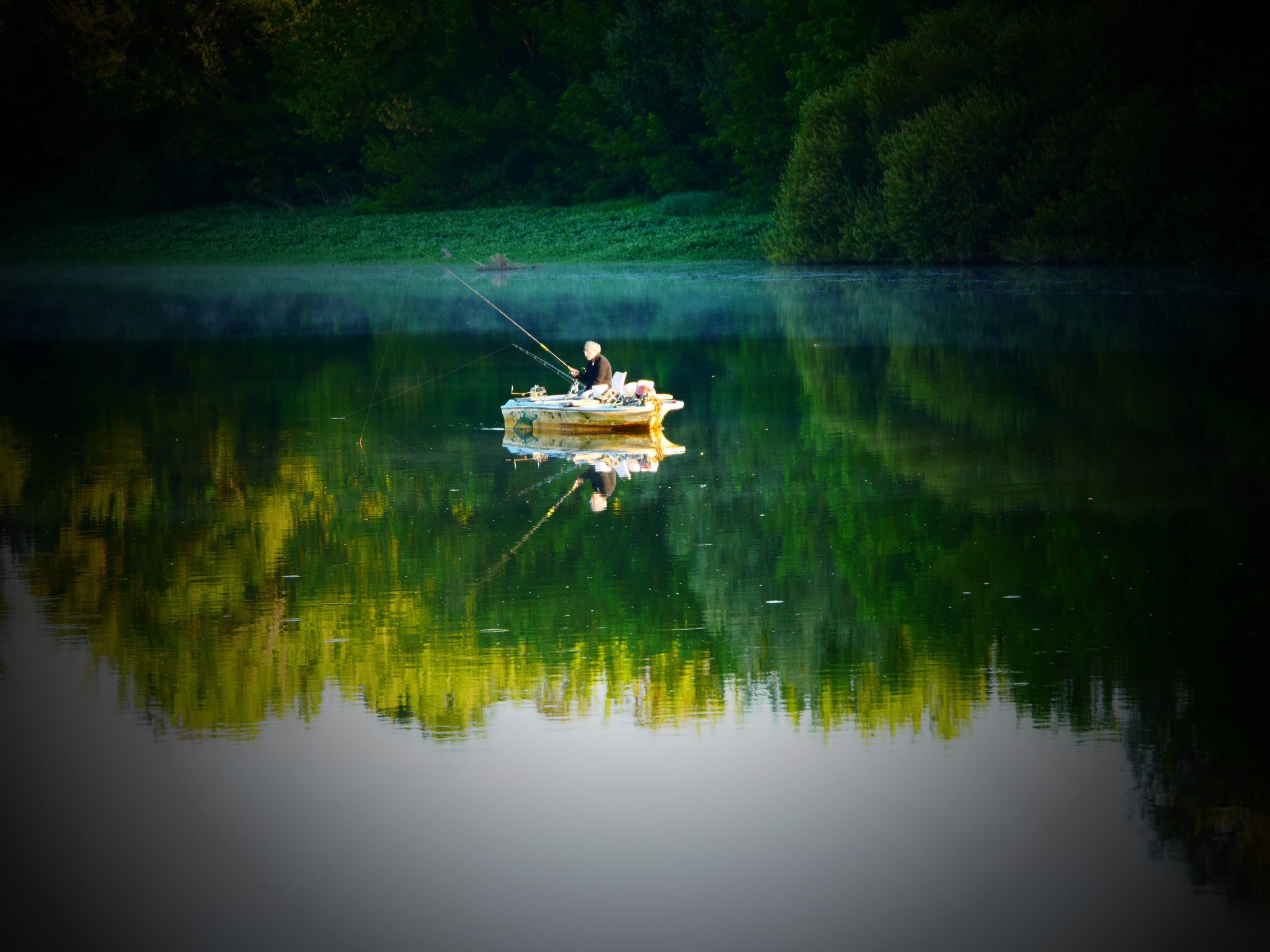 Schloss mit Überlaufpool an der Dordogne-Binnen
